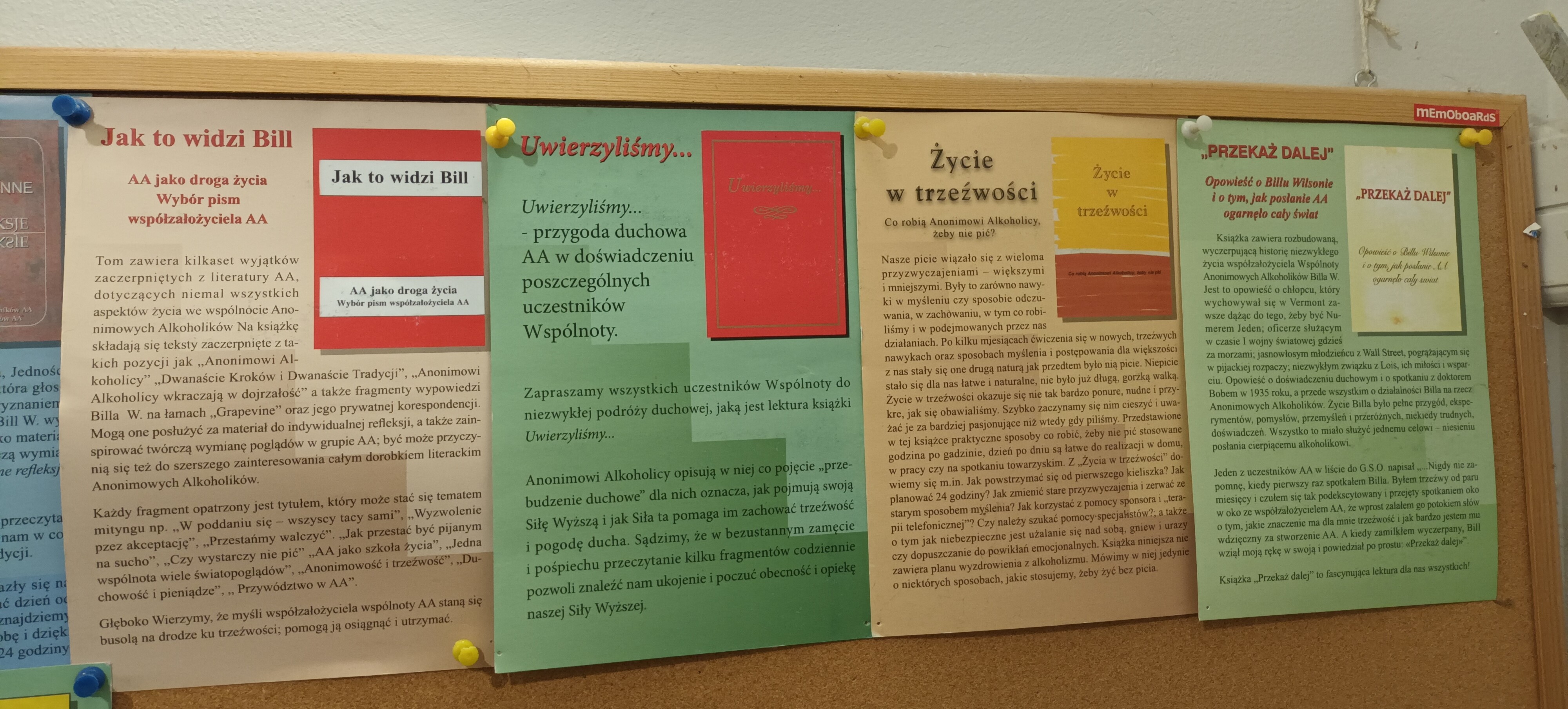 Tablica ogłoszeń z kolorowymi kartkami