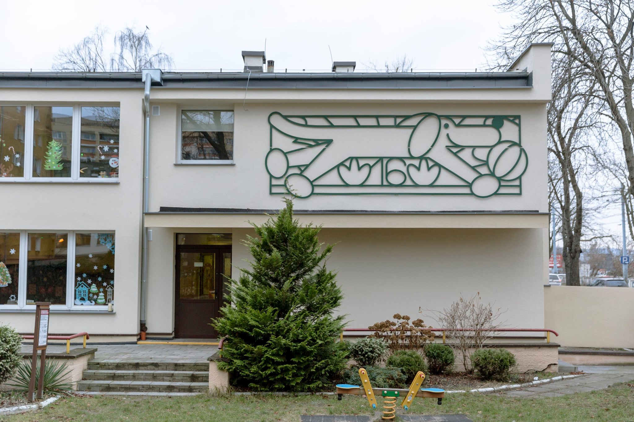 Przedszkolak&oacute;w ze Śr&oacute;dmieścia wita charakterystyczny pies na elewacji budynku, fot. Traffic Design