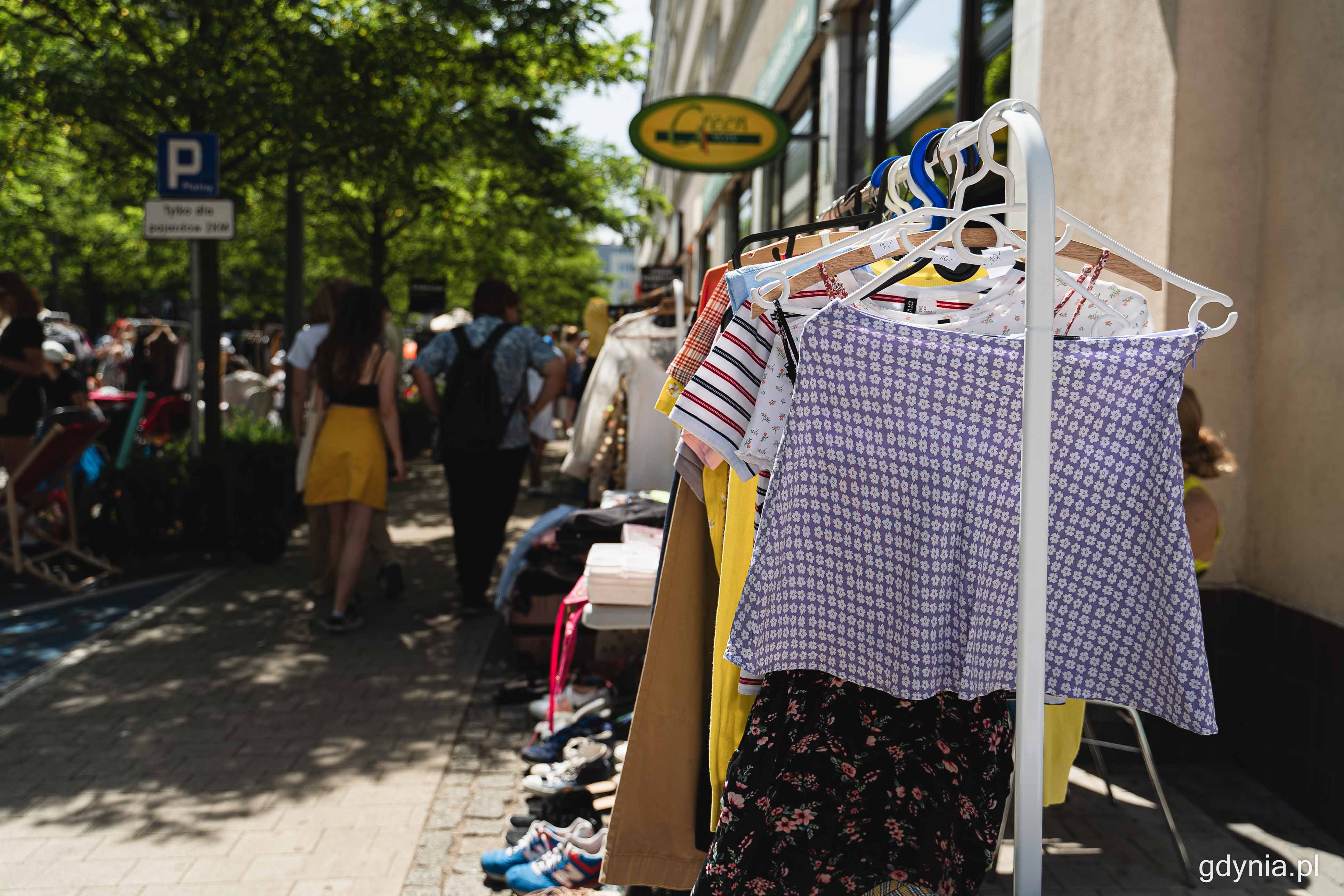 Ubrania - jeden z najczęstszych towar&oacute;w na pchlim targu, kt&oacute;ry jednocześnie cieszy się dużym zainteresowaniem, fot. Kamil Złoch