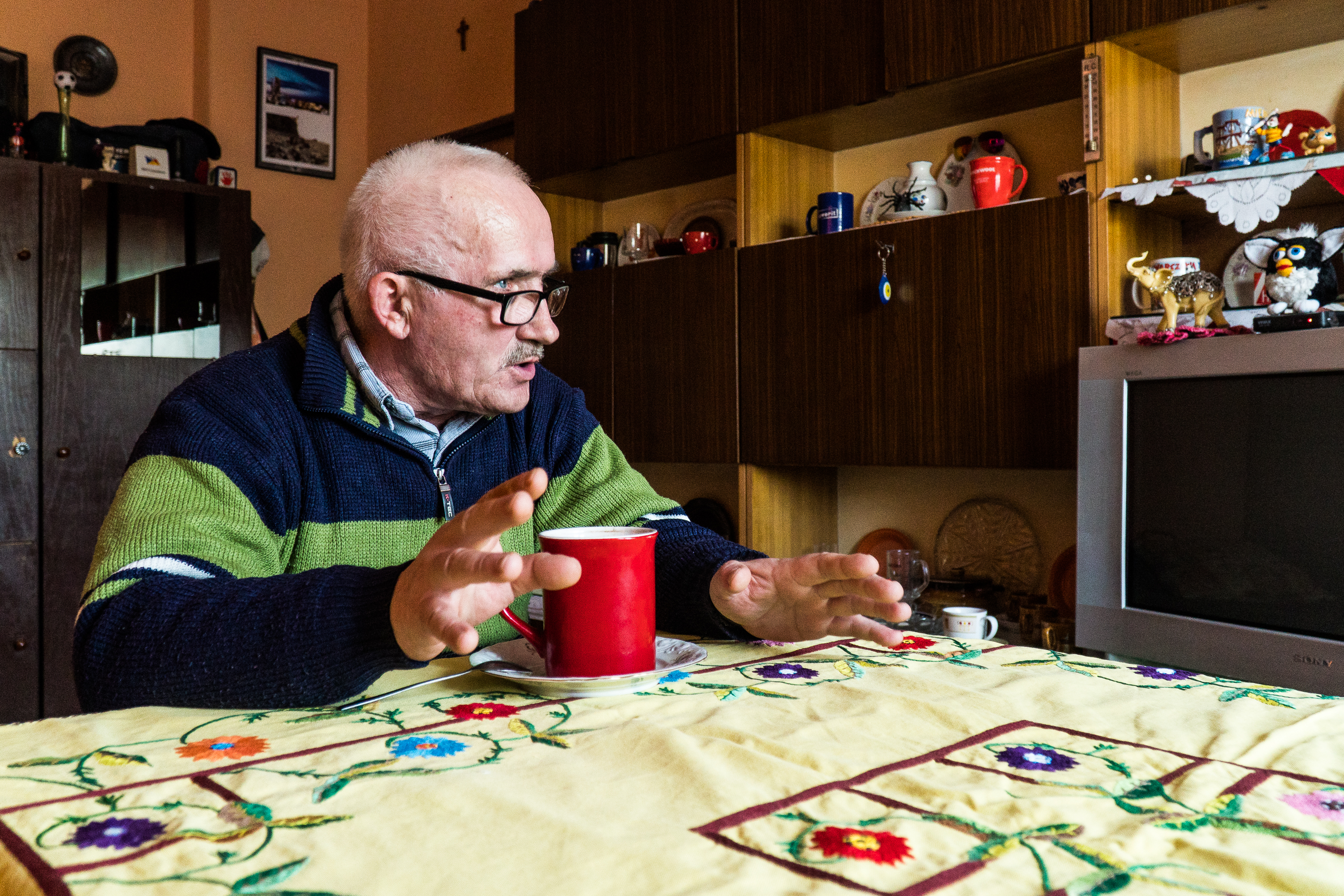 Pan Henryk, mieszkaniec Domu Wsp&oacute;lnotowego przy ulicy Lotnik&oacute;w