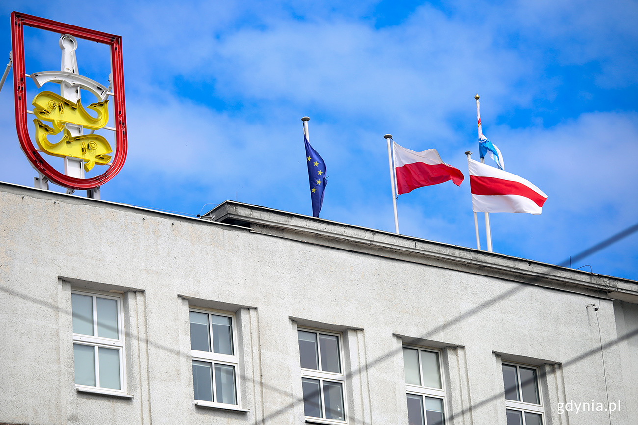 Flaga wolnej Białorusi na budynku Urzędu Miasta Gdyni. Fot. Przemysław Kozłowski