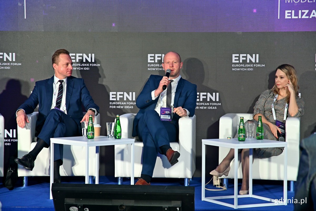Od prawej: Inez Okulska &ndash; dyrektorka Departamentu Innowacji i Technologii Ministerstwa Cyfryzacji, Bartosz Bartoszewicz - wiceprezydent Gdyni ds. jakości życia oraz Paweł Jaroszek &ndash; wiceprezes ZUS-u podczas Europejskiego Forum Nowych Idei // fot. Magdalena Czernek