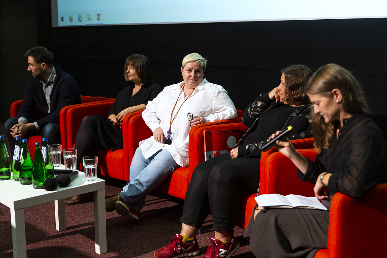 Archi debata "Mieszkanie Nowe Minimum", na kt&oacute;rej arch. Bianka Witkowska (w środku) z Laboratorium Innowacji Społecznych przedstawiła gdyński model architektoniczno-społeczny w obszarze taniego budownictwa mieszkaniowego "Centra sąsiedzkie". Fot. Przemysław Kozłowski / Agencja Rozwoju Gdyni