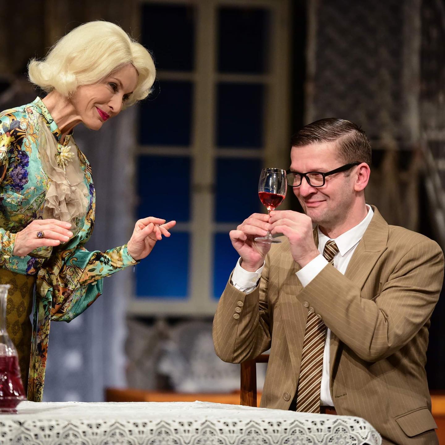 Zdjęcie ze spektaklu &bdquo;Arszenik i stare koronki&rdquo;. Beata Buczek-Żarnecka jako Abby Brewster oraz Piotr Michalski jako gość // fot. Roman Jocher