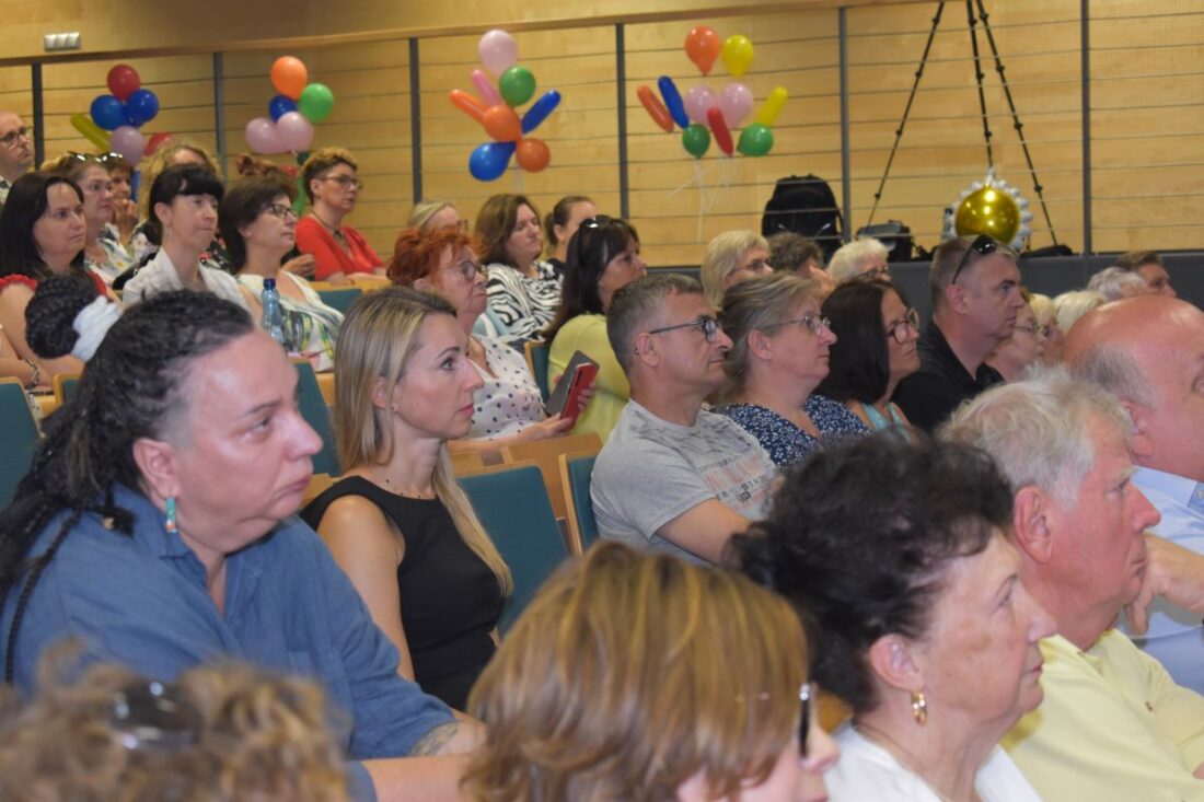 Zdjęcie przedstawia grupę ludzi - uczestnik&oacute;w seminarium z okazji nadchodzącego Dnia Rodzicielstwa Zastępczego