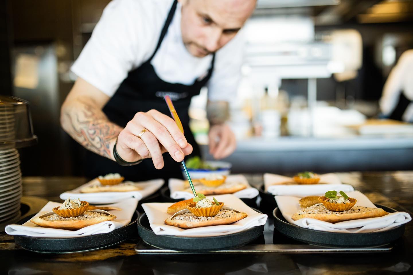 W kuchni hotelu Courtyard by Marriott Gdynia Waterfront. Źr&oacute;dło: www.facebook.com/CourtyardMarriottGdyniaWaterfront 