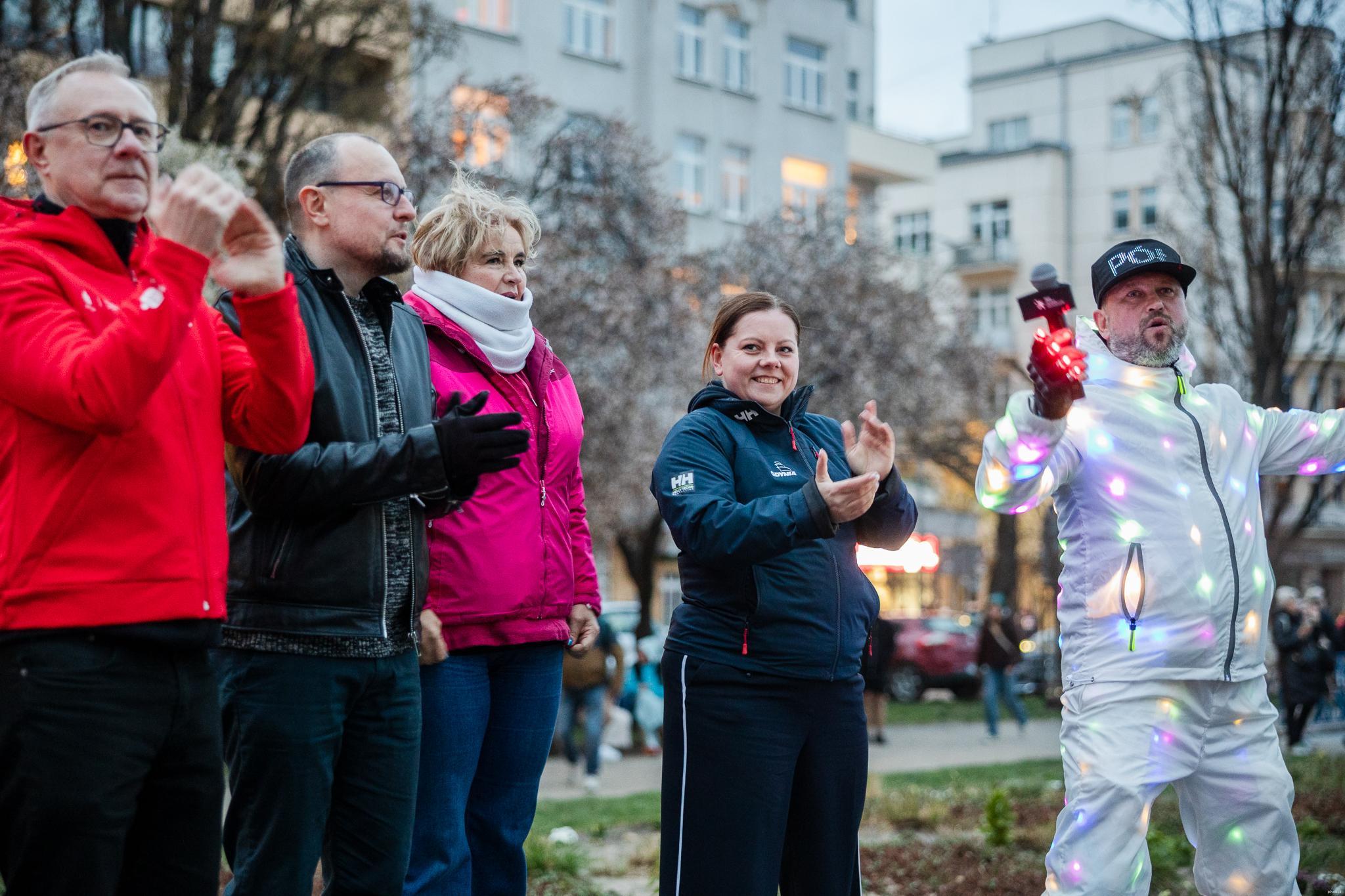 Prezydent Gdyni dopingoała zawodnik&oacute;w na starcie i gratulowała im na mecie (fot. Karol Stańczak dla Gdynia.pl)