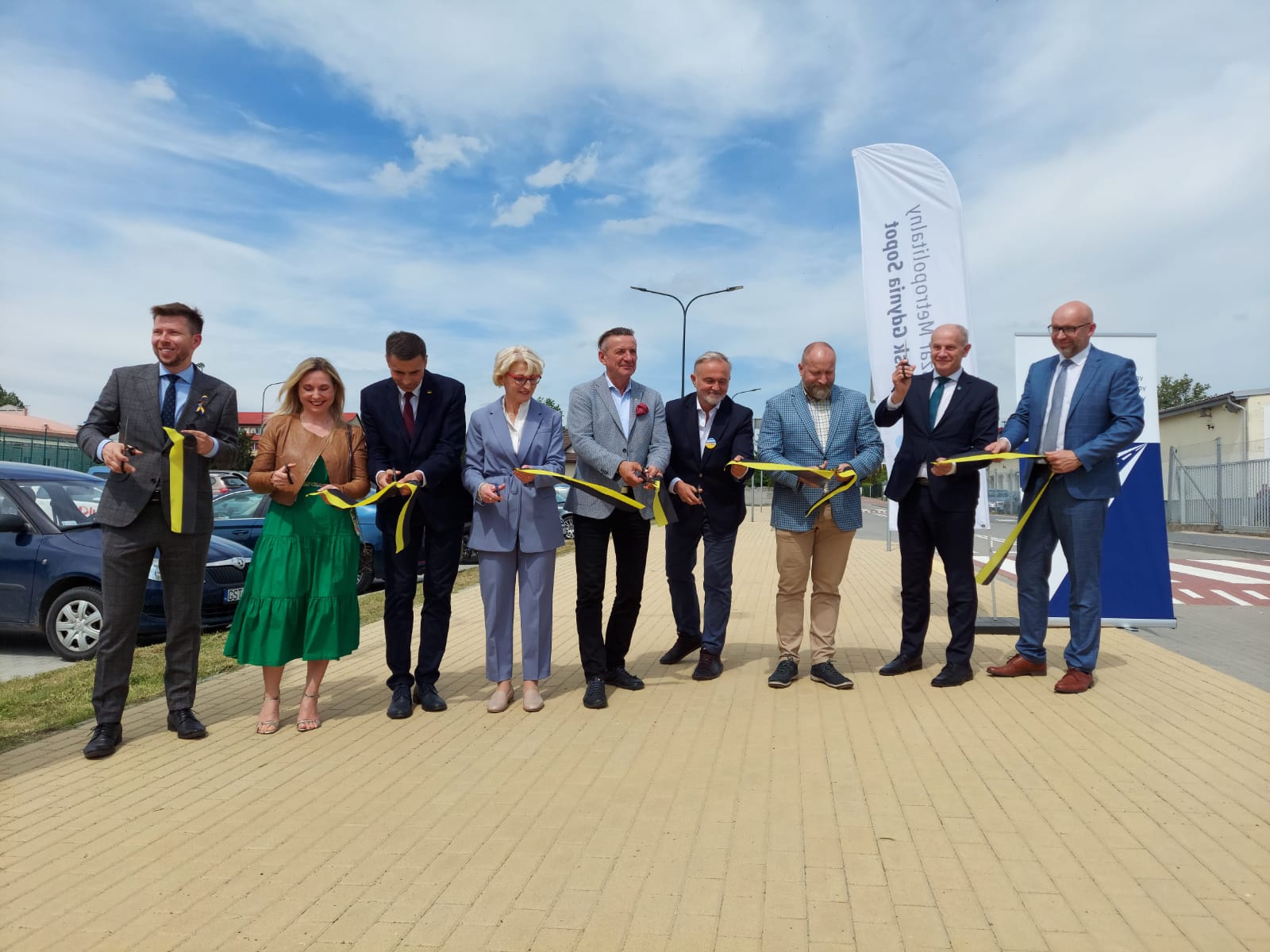 Otwarcie węzła intergracyjnego w Żukowie. wstęgę przeciął m.in. prezydent Gdyni Wojciech Szczurek // materiały prasowe