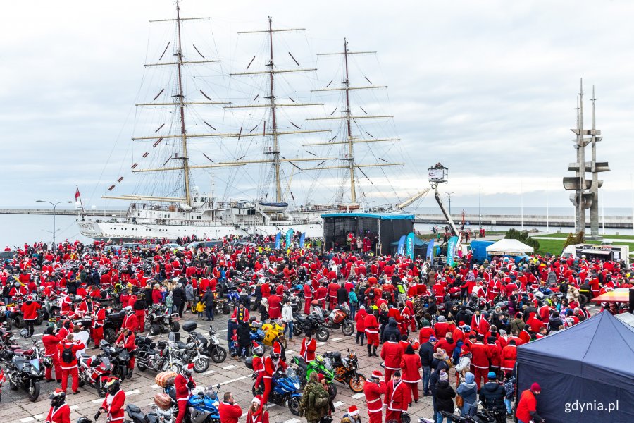 Zdjęcie z parady charytatywnej "Mikołaje na Motocyklach" w 2019 roku. Na zdjęciu widać uczestnik&oacute;w w strojach św. Mikołaj&oacute;w, zebranych na Molo Południowym w Gdyni. // fot. Piotr Żagiell