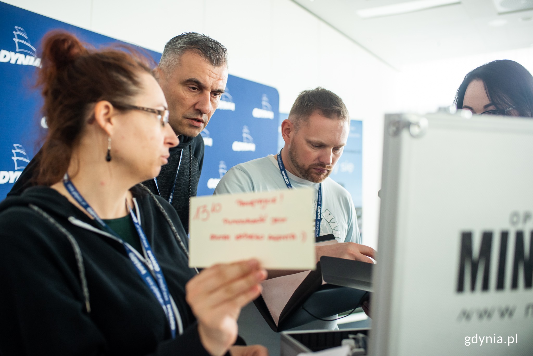 Uczestnicy przy odbiorze walizki z gadżetami, fot. Maciej Czarniak