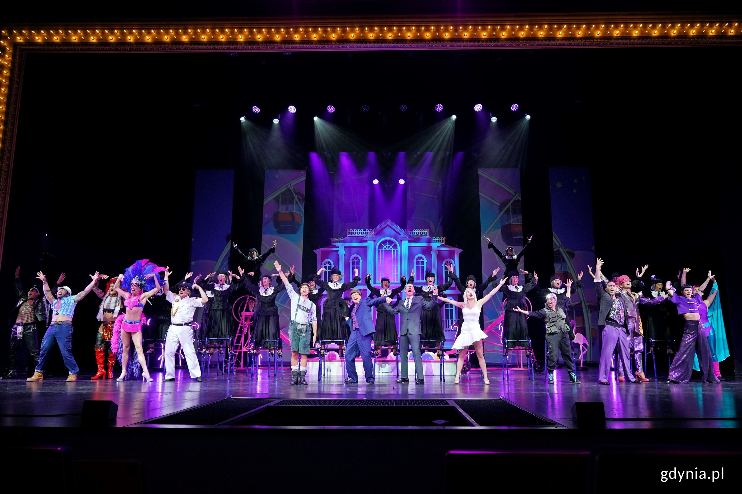 Zdjęcie z pr&oacute;by medialnej musicalu &bdquo;Producenci&rdquo;. Scena zbiorowa (fot. Magdalena Czernek)