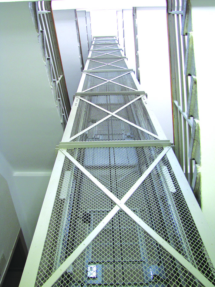 Winda w kamienicy przy ul. Świętojańskiej 53, ażurowy szyb w duszy schod&oacute;w