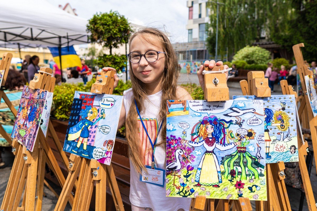 Marta Hrytsaniuk, kt&oacute;ra przyjechała do Gdyni z Żytomierza i jej prace - młoda Ukrainka przygotowała w Gdyni własną wystawę &bdquo;Wszyscy Ukraińcy to superbohaterowie!&rdquo;, fot. Mirosław Pieślak