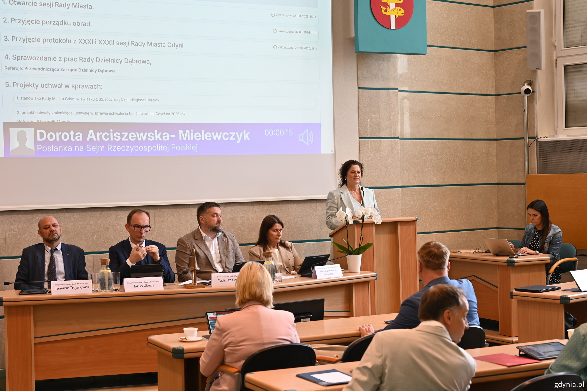 Na zdjęciu m.in.: posłanka Dorota Arciszewska-Mielewczyk, wiceprzewodnicząca Rady Miasta Gdyni Mariola Śrubarczyk-Cichowska, przewodniczący Tadeusz Szemiot, wiceprzewodniczący Jakub Ubych i Ireneusz Trojanowicz oraz radni Gdyni