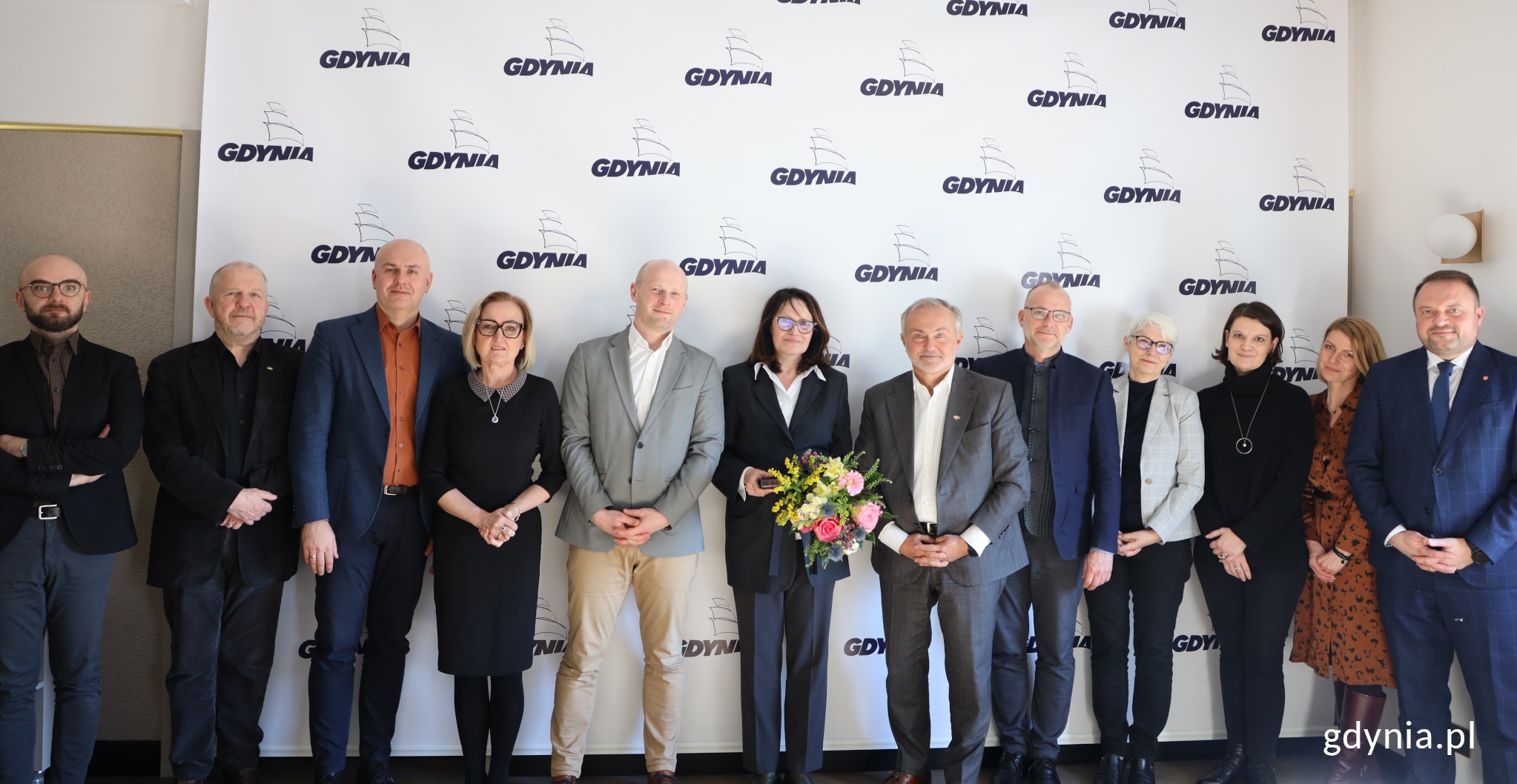 Magdalena Kręczkowska (z kwiatami) wraz z prezydentem Wojciechem Szczurkiem i członkami prezydenckiego kolegium / fot. D. Kowalski