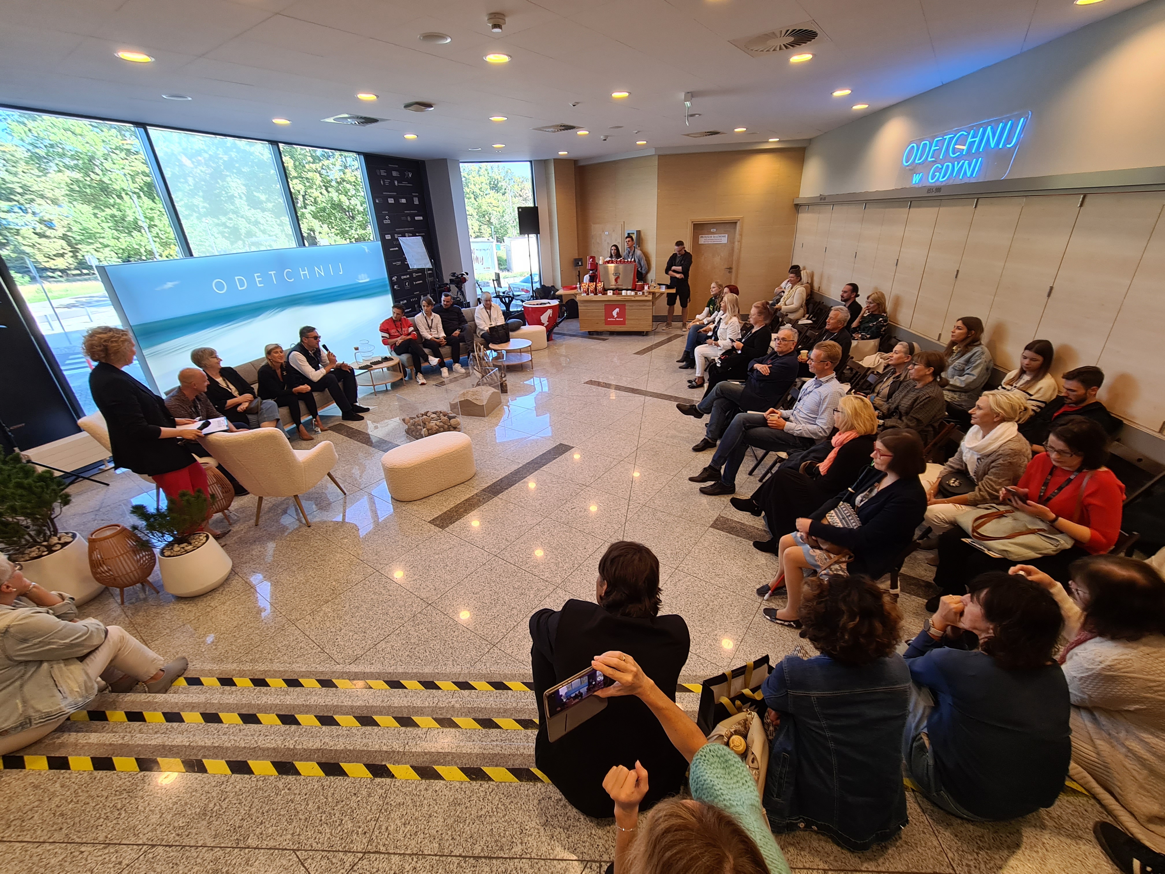 Jedno ze spotkań z tw&oacute;rcami pierwszego dnia 47. FPFF - studio &bdquo;Odetchnij w Gdyni&rdquo; w Teatrze Muzycznym, fot. Sławomir Okoń