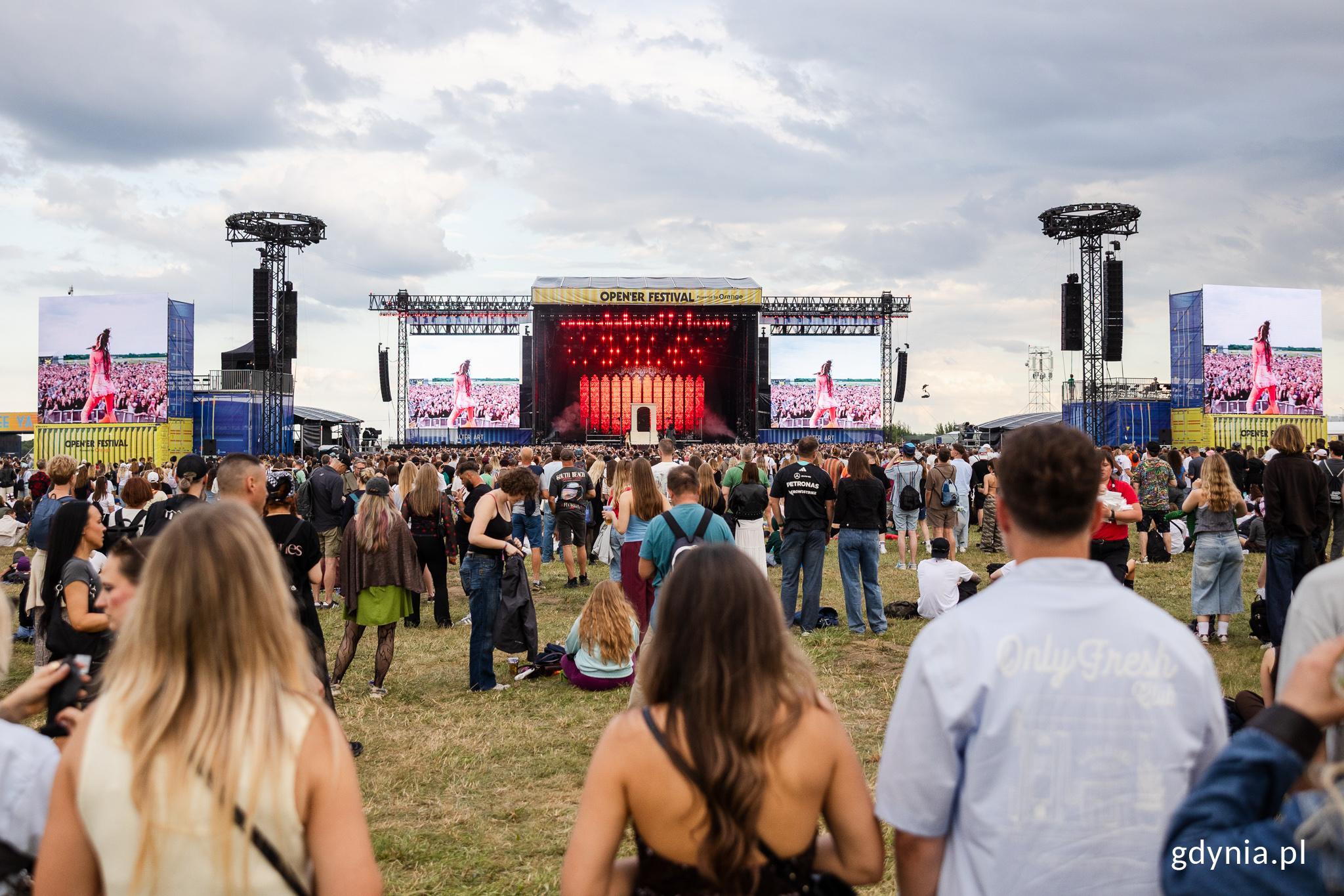 Uczestnicy Open'era pod gł&oacute;wną sceną podczas koncertu Halsey (fot. Karol Stańczak)