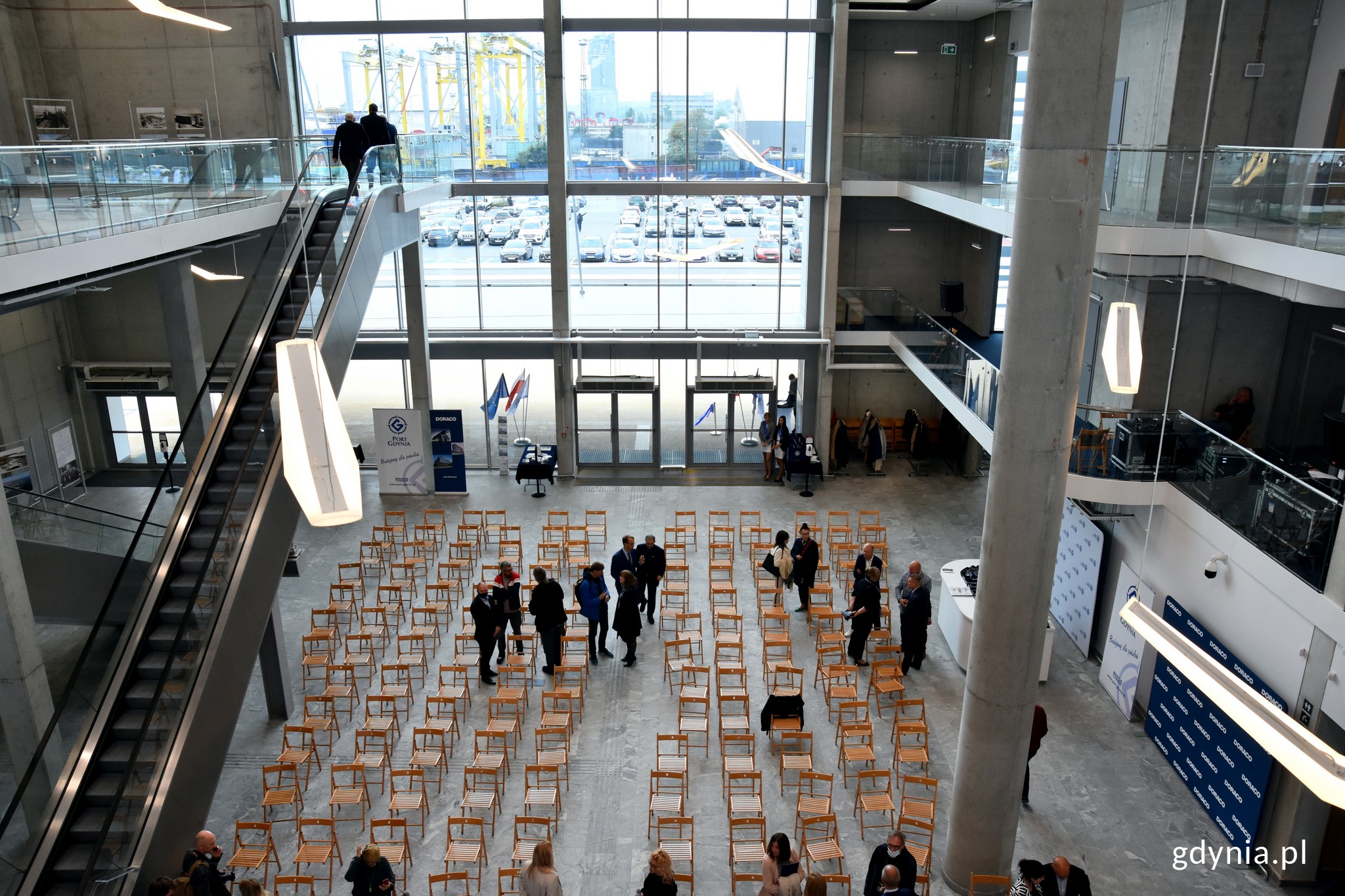 Wnętrze budynku terminala, kt&oacute;re już w styczniu ma zapełnić się pasażerami prom&oacute;w, fot. Magdalena Czernek