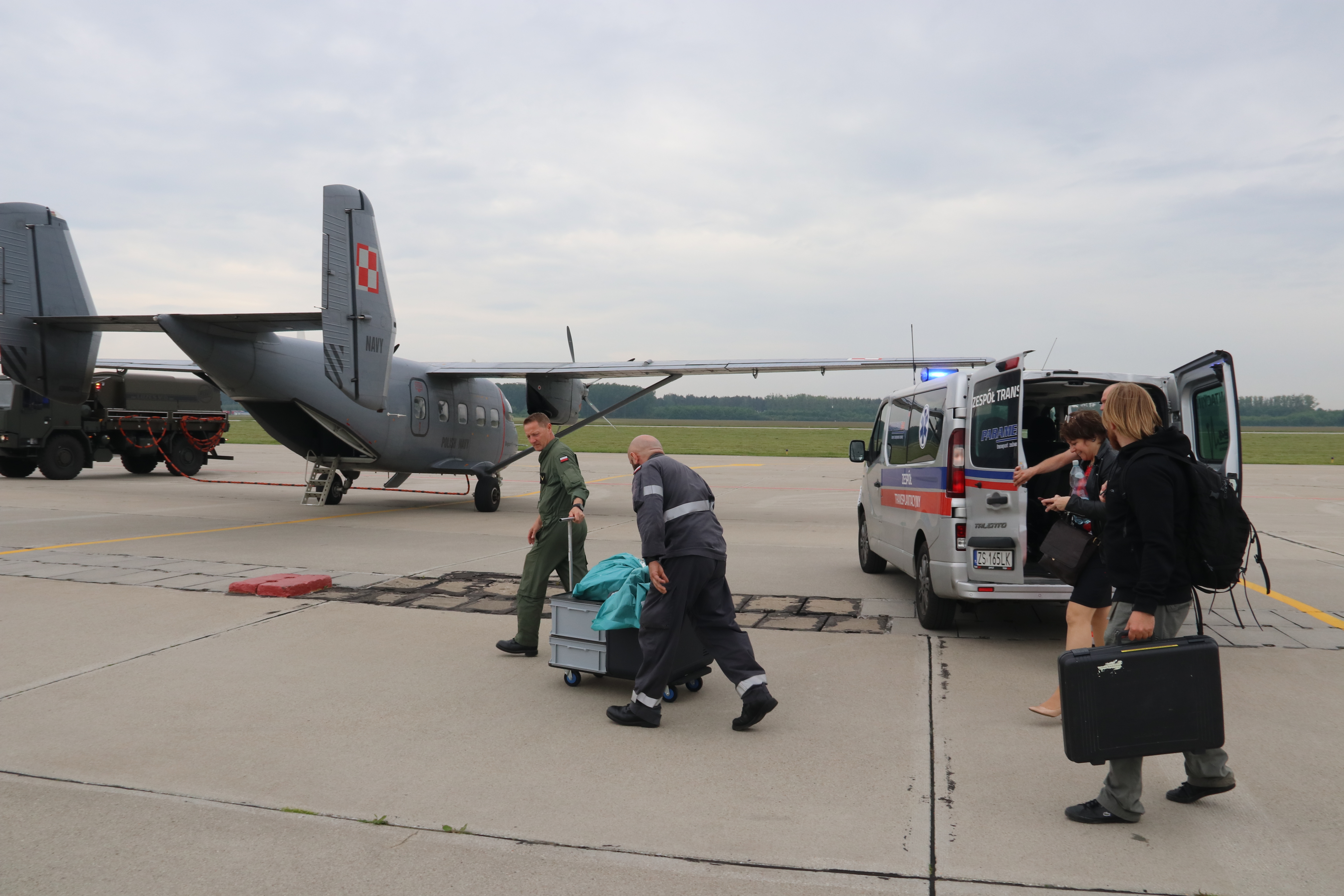 Transplantolodzy na płycie lotniska - tak wygląda przebieg akcji transportowych, fot. kmdr ppor. Marcin Braszak / BLMW