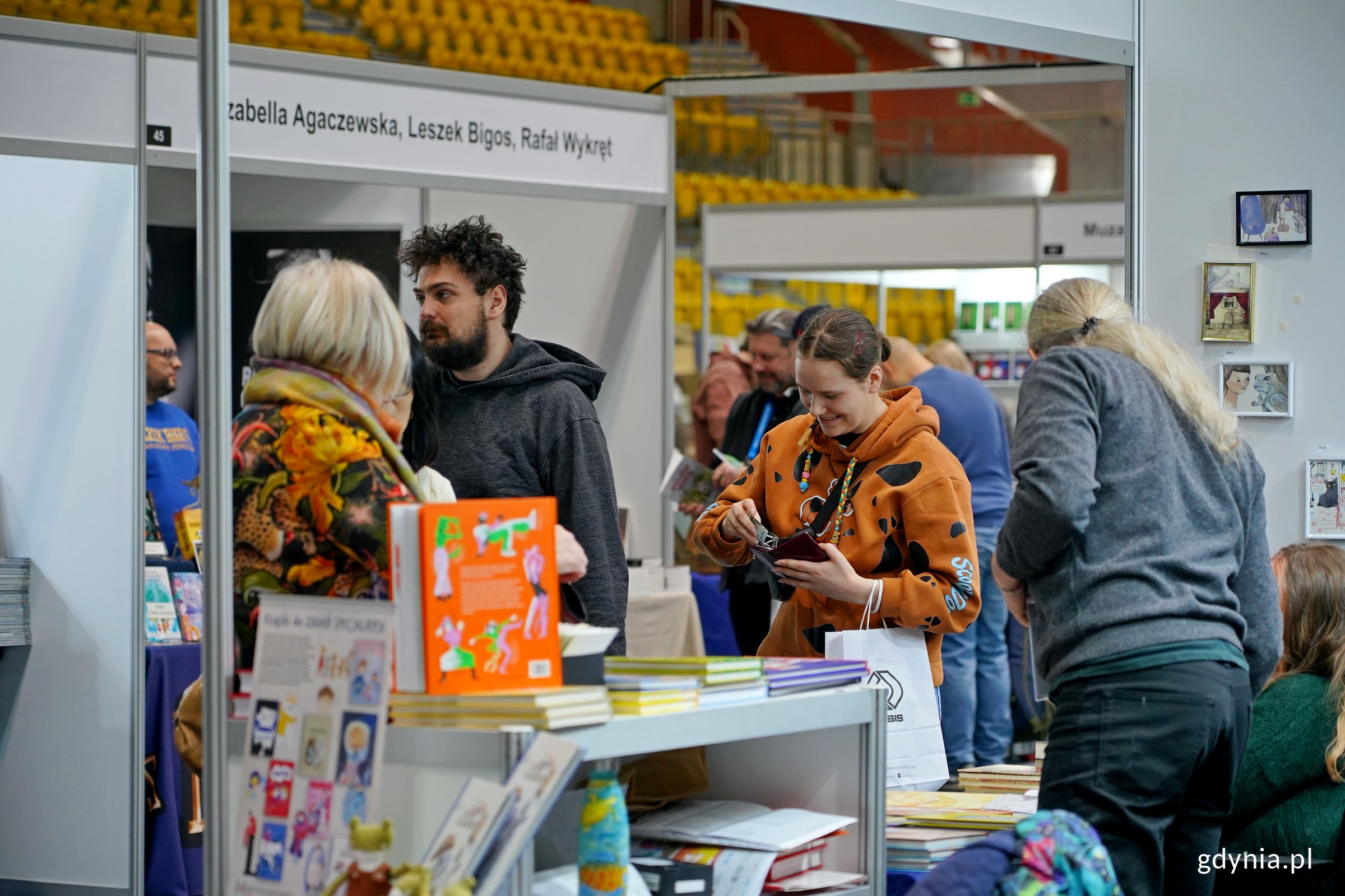 Uczestnicy Targ&oacute;w Książki w Gdyni odwiedzający stoiska wydawc&oacute;w (fot. Magdalena Czernek)