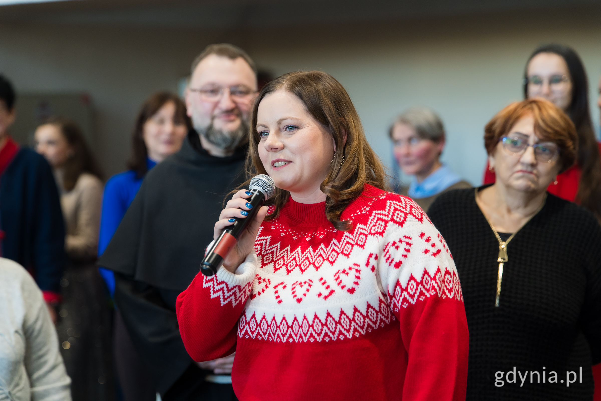 Prezydent Gdyni Aleksandra Kosiorek składająca życzenia uczestnikom wigilii dla samotnych i potrzebujących (fot. Paweł Budziński)