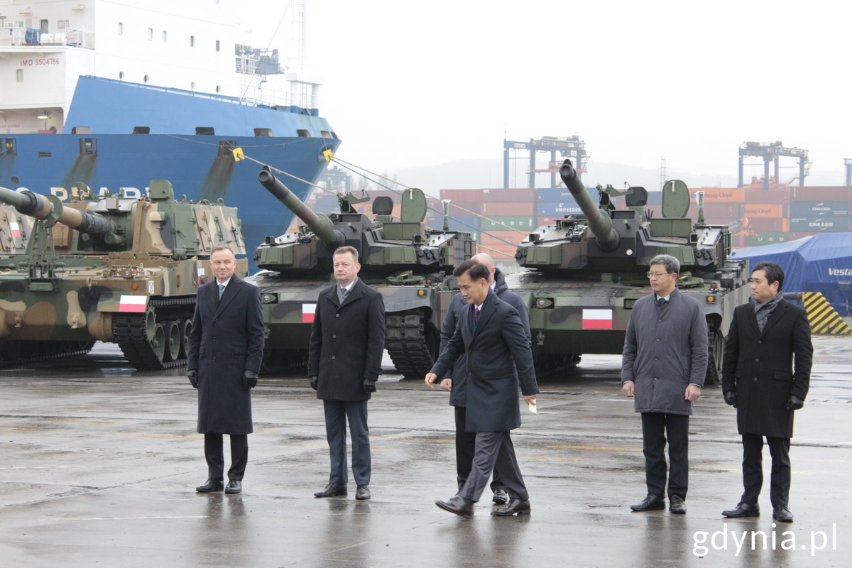 Na zdj. (od lewej): prezydent Andrzej Duda, minister Mariusz Błaszczak i minister Eom Dong-hwan // fot. Magdalena Śliżewska
