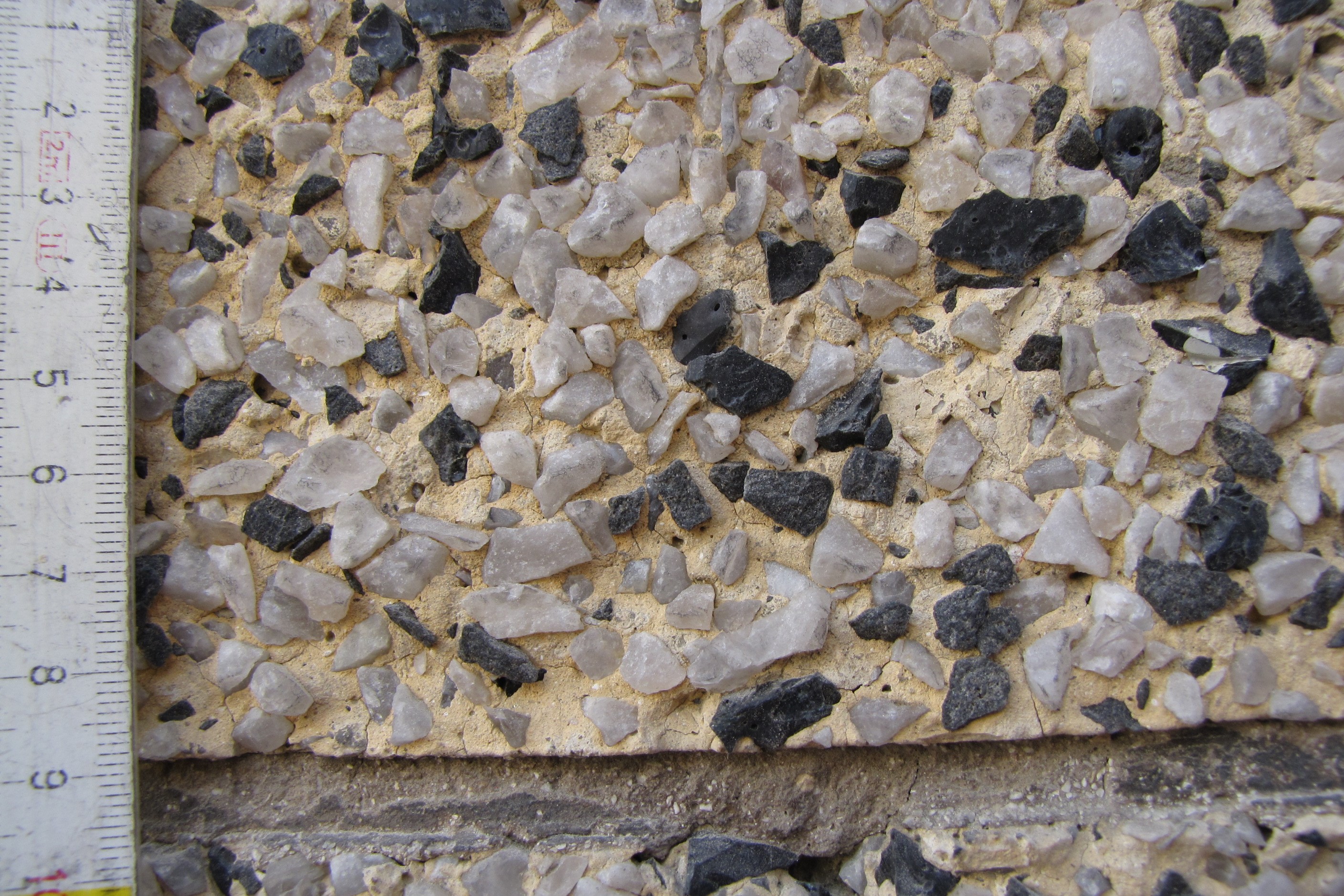 Szczeg&oacute;ł tynku z elewacji kamienicy przy ul. Świętojańskiej 47