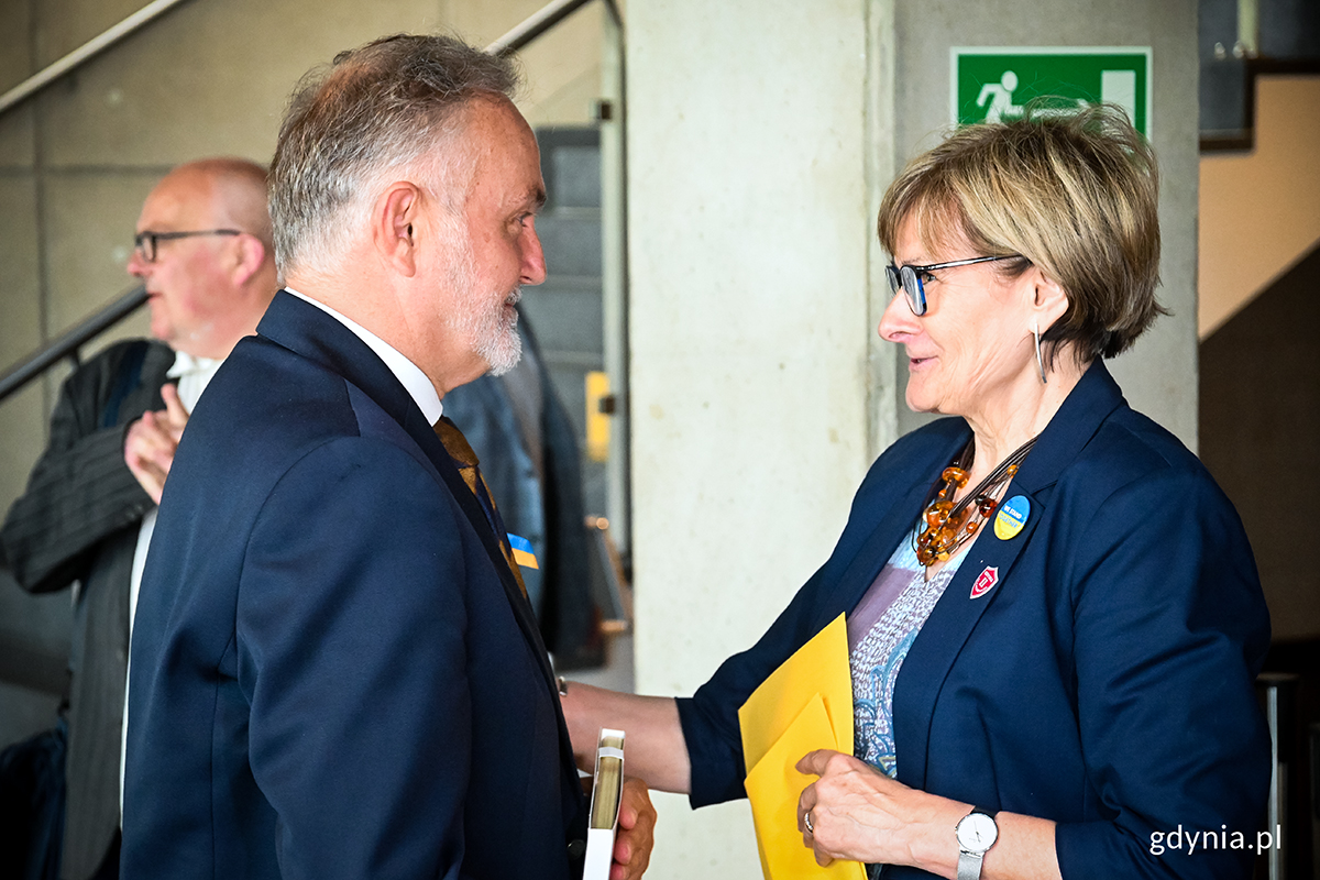 Dyrektorka II LO w Gdyni, Elżbieta Zaręba rozmawia z absolwentem szkoły - prezydentem Gdyni Wojciechem Szczurkiem. Fot. Magda Śliżewska