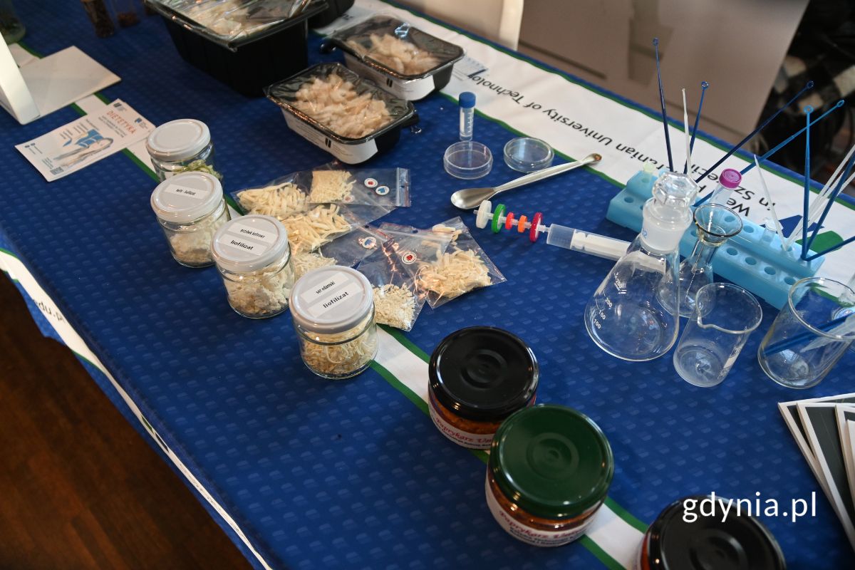 Produkty spożywcze w opakowaniach na stole na niebieskim obrusie