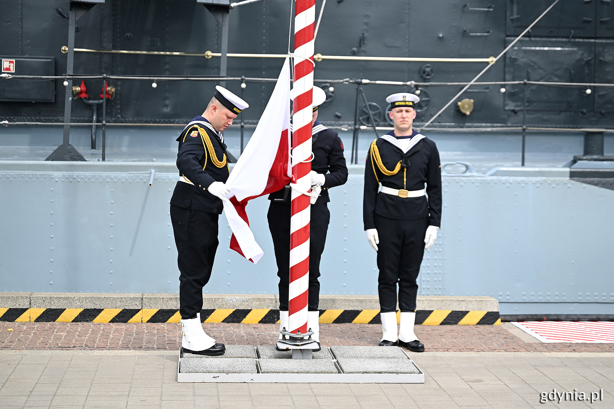 Podniesienie flagi państwowej (fot. Michał Puszczewicz)