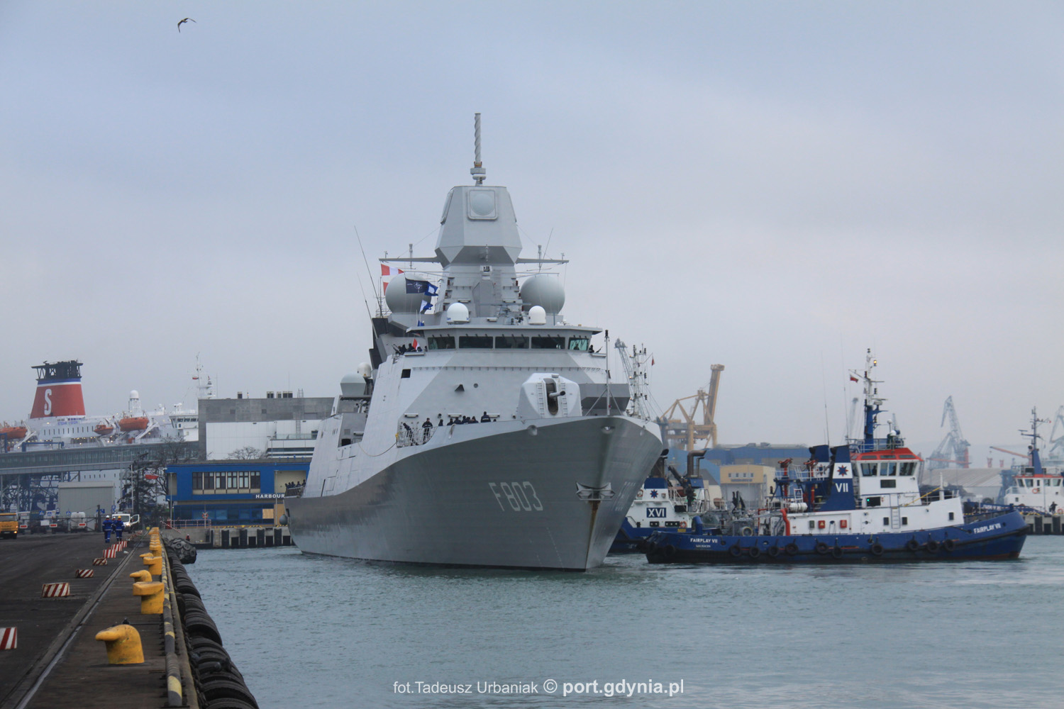 Okręt HNLMS &bdquo;Tromp&rdquo;&nbsp;cumujący w gdyńskim porcie // fot. Tadeusz Urbaniak/Port Gdynia