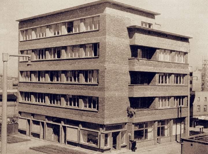 Wakacje z modernizmem &ndash; spacer architektoniczny