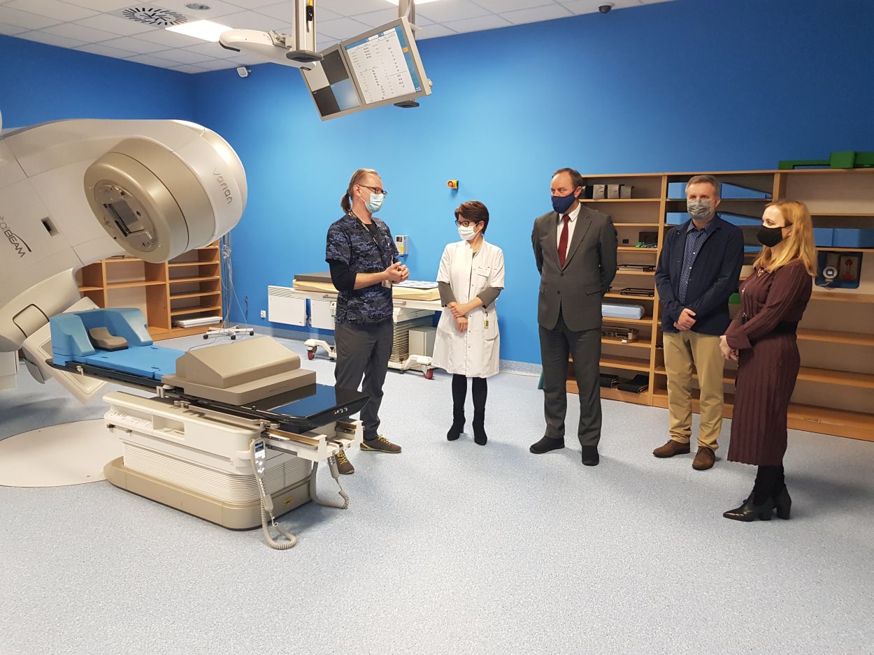 Nowy akcelerator w Szpitalu Morskim. NA zdj. personel i marszałek wojew&oacute;dztwa Mieczysław Struk (w środku). Mat. prasowe Szpitali Morskich.