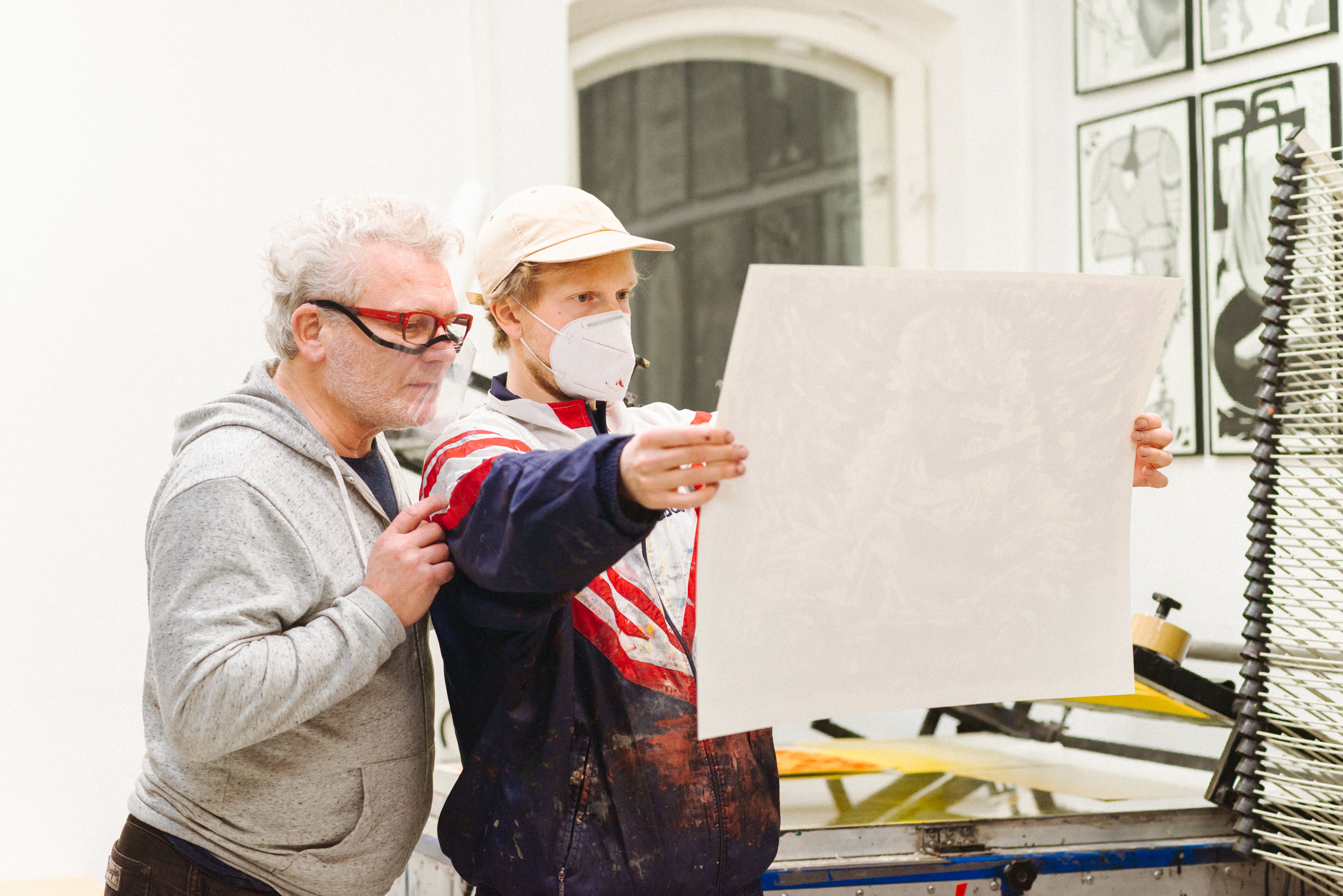prof. Sławomir Witkowski i Mateusz Żywicki - sprawdzający jakość wydruku. // fot. Monika Krzemińska