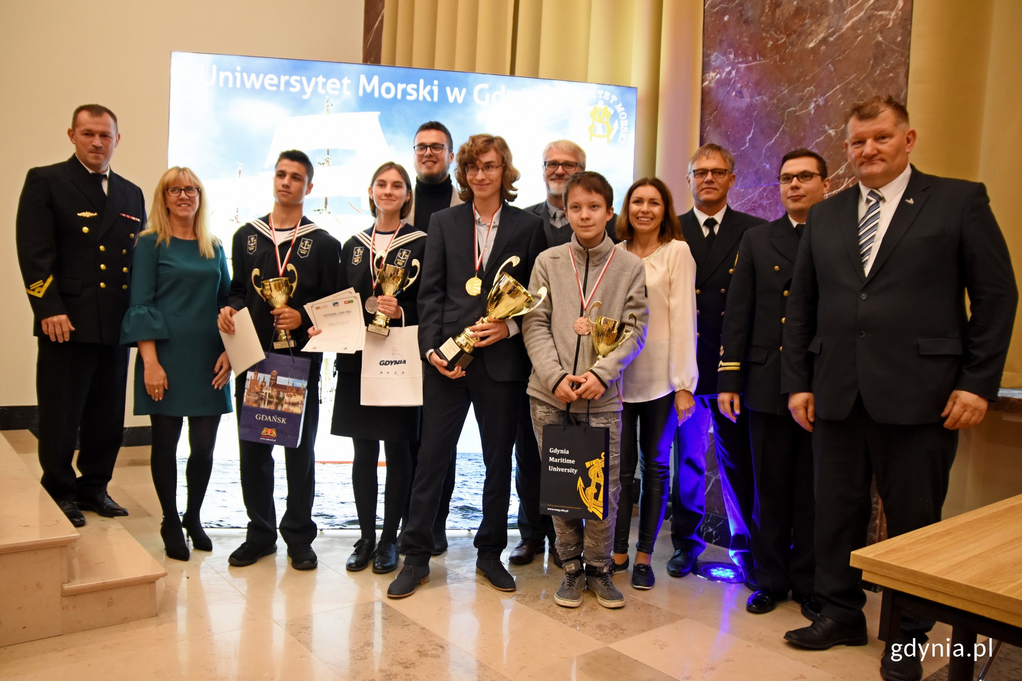 Laureaci konkursu wraz z członkami jury // fot. Paweł Kukla