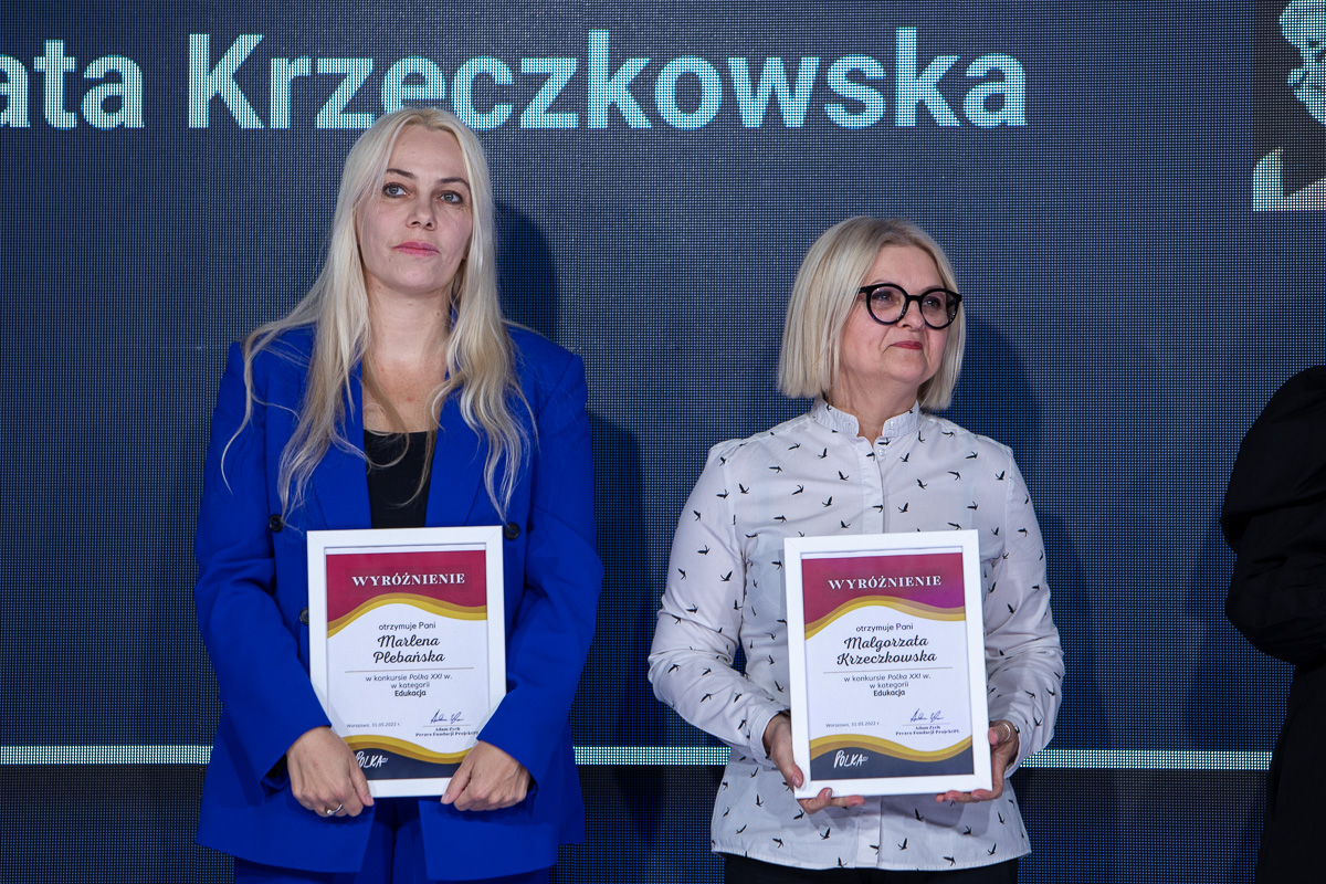 Od lewej: Marlena Plebańska - propagatorka STEAM w edukacji oraz Małgorzata Krzeczkowska, kt&oacute;ra ukazuje ludzką twarz nauki poprzez prowadzenie działań popularyzatorskich, zostały wyr&oacute;żnione w konkursie "Polka XXI wieku" w kategorii "Edukacja" // fot. materiały Fundacji Projekt PL
