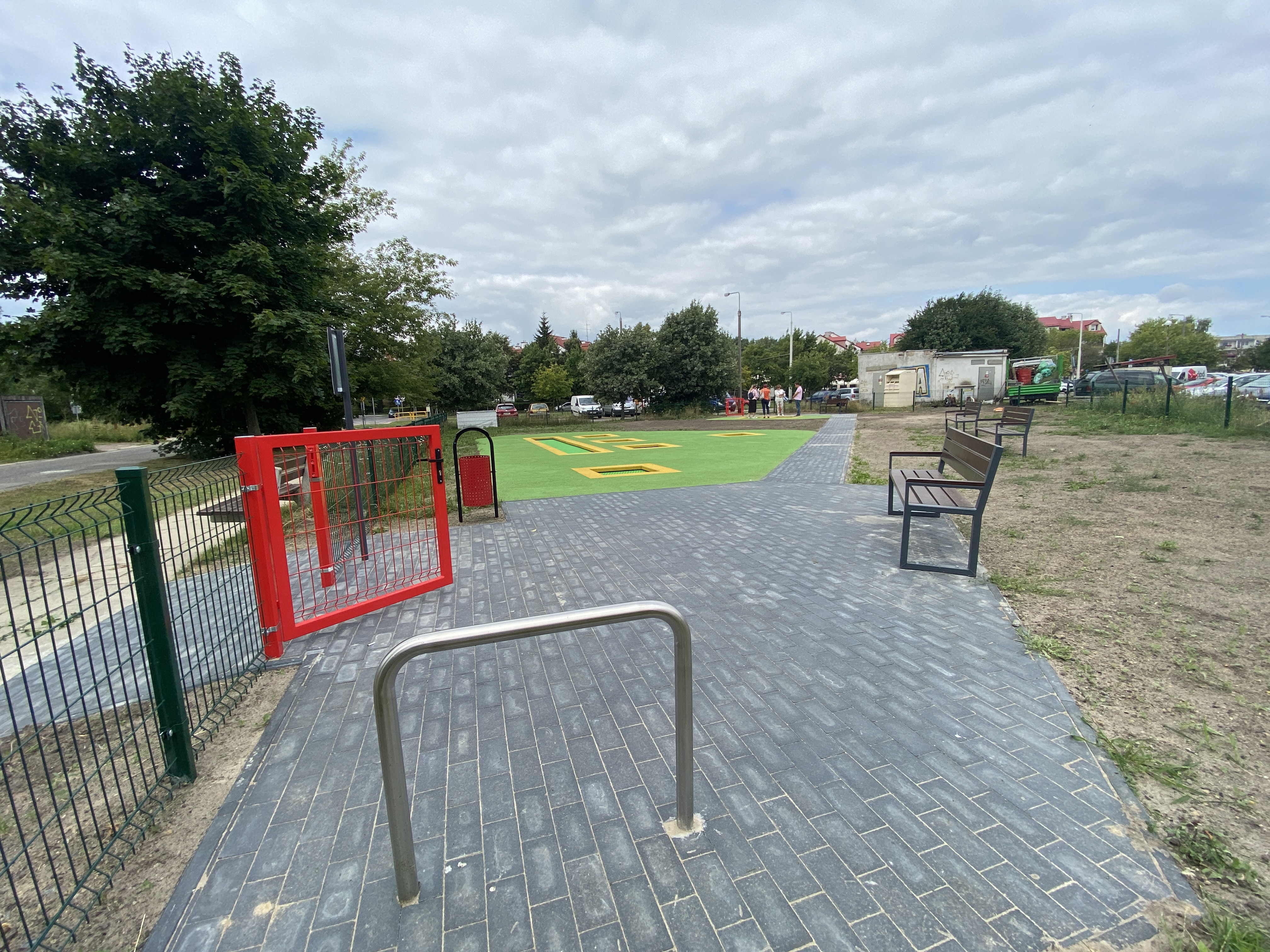 Mała architektura w postaci ławek i stojaka rowerowego // fot. ZDiZ