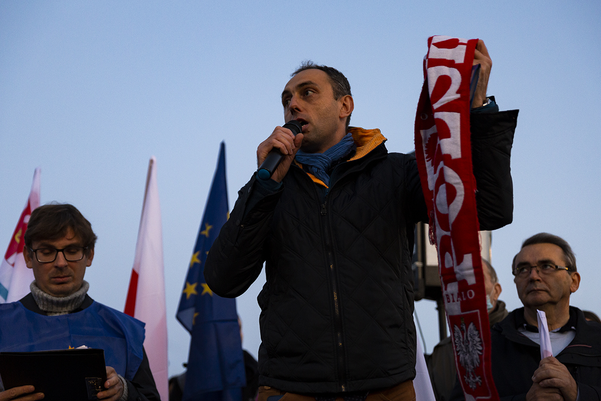 Grzegorz Kuleta, jeden z organizator&oacute;w wiecu "Gdynia zostaje w Unii Europejskiej". Fot. Przemysław Kozłowski