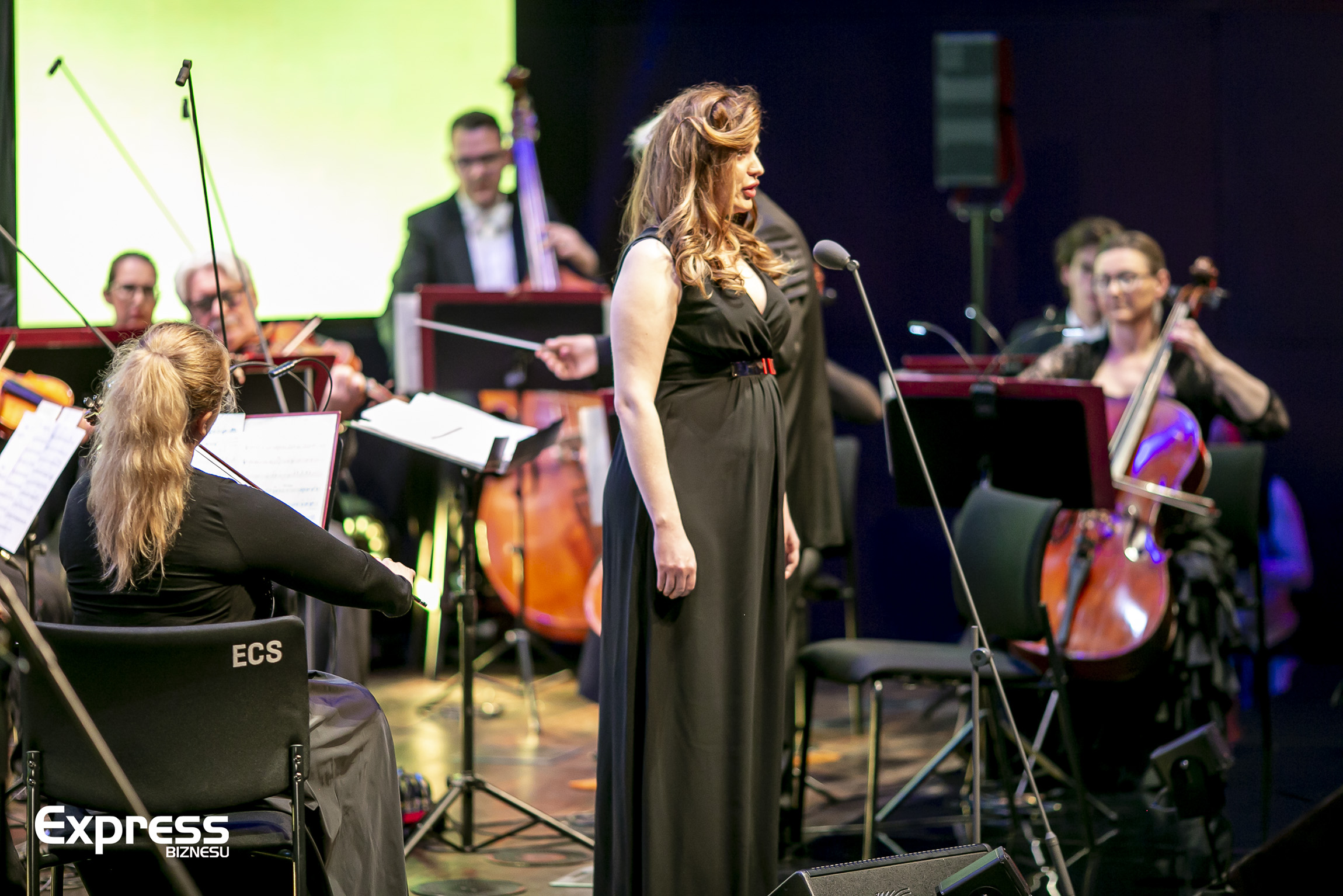 Aleksandra Olczyk w geście wsparcia dla Ukrainy wykonała podniosłą pieśń, fot. Krzysztof Witecki / Express Biznesu