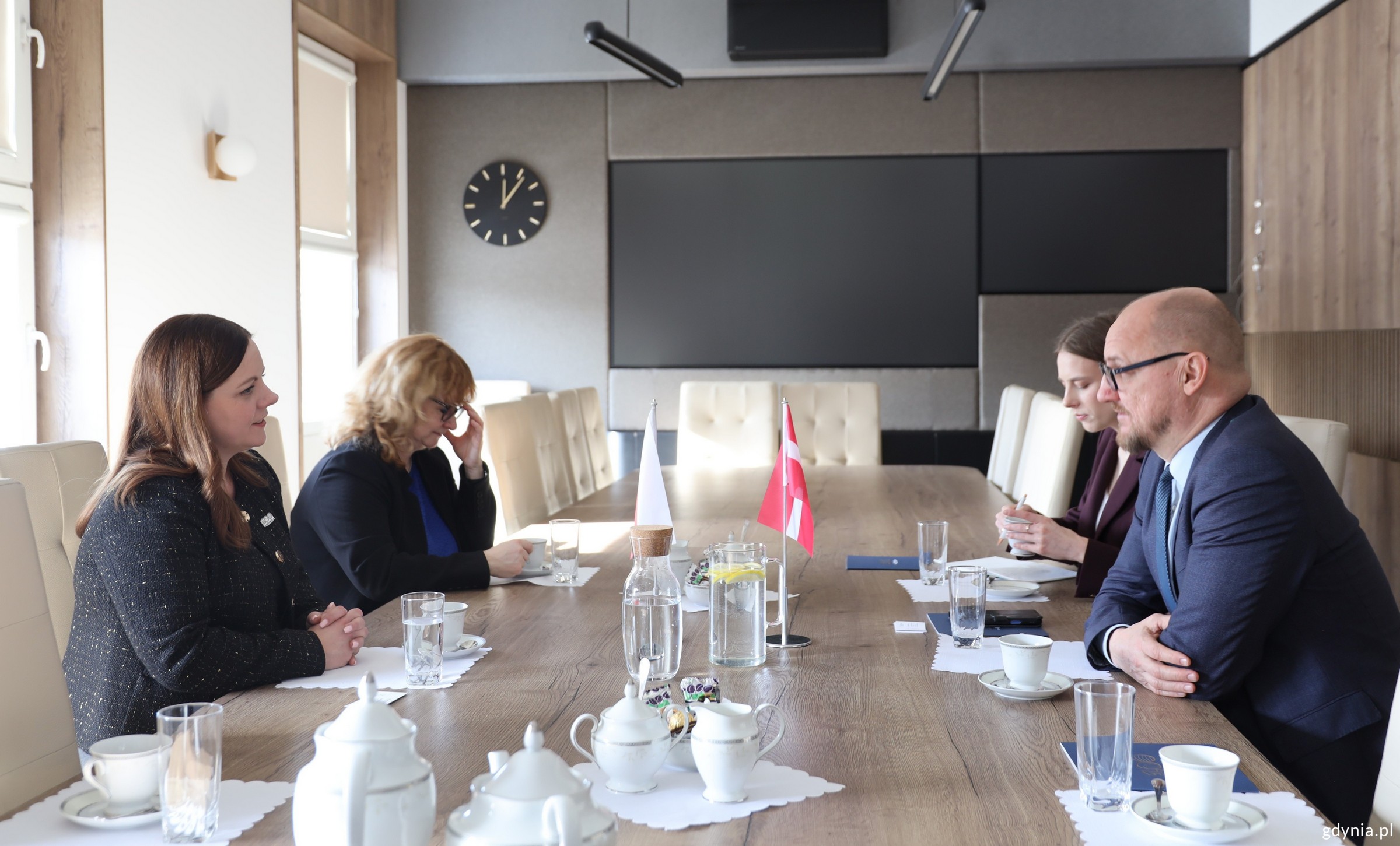 Na zdjęciu: prezydent Gdyni Aleksandra Kosiorek, ambasador Republiki Łotewskiej Raimonds Jansons, Joanna Leman, kierownik Referatu Wsp&oacute;łpracy z Zagranicą oraz asystenka ambasadora