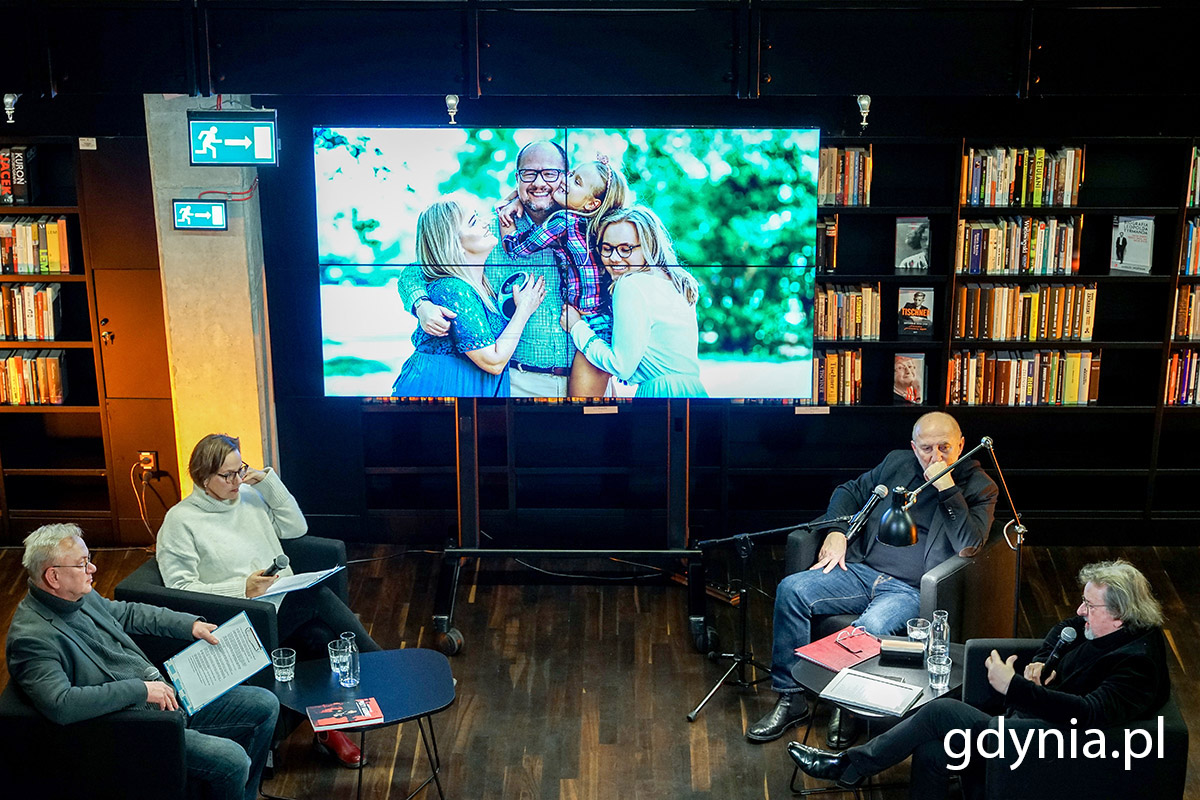 Premiera książki &bdquo;Pusty gabinet. Paweł Adamowicz: prezydent, szef, przyjaciel&rdquo;. W bibliotece ECS rozmawiają (od prawej): autor Antoni Pawlak, dyrektor Teatru Muzycznego Igor Michalski, prowadzący spotkanie &ndash; Dorota Karaś i Marek Sterlingow.