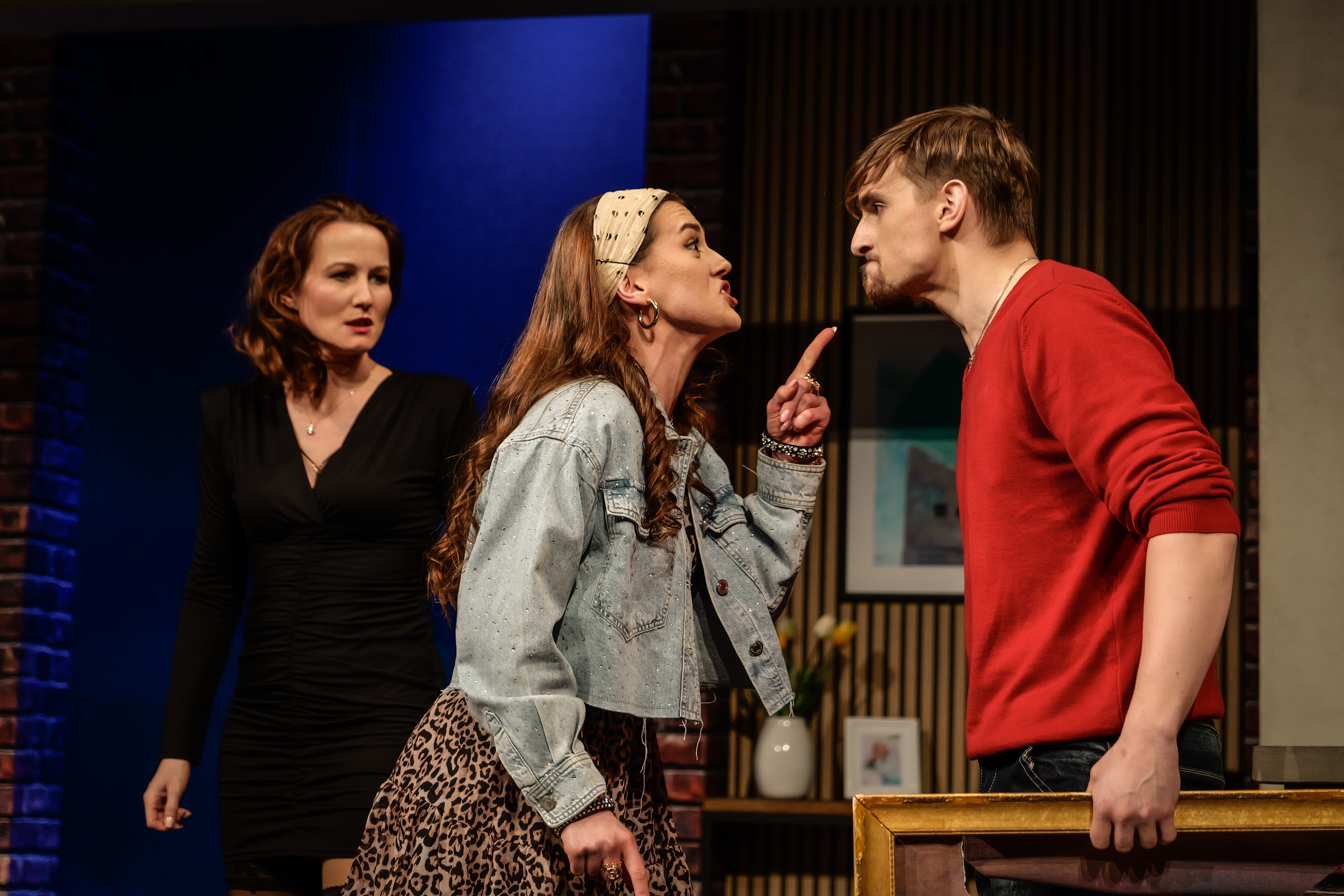 Od lewej: Anna Tomaszuk jako Rosie Boston, Weronika Radniecka jako Larissa Tucker oraz Mikołaj Pancerz jako Darren Tucker podczas pr&oacute;by medialnej spektaklu &bdquo;Powiedzmy miłość&rdquo; (fot. Przemysław Burda/Rzemieślnik Światła)