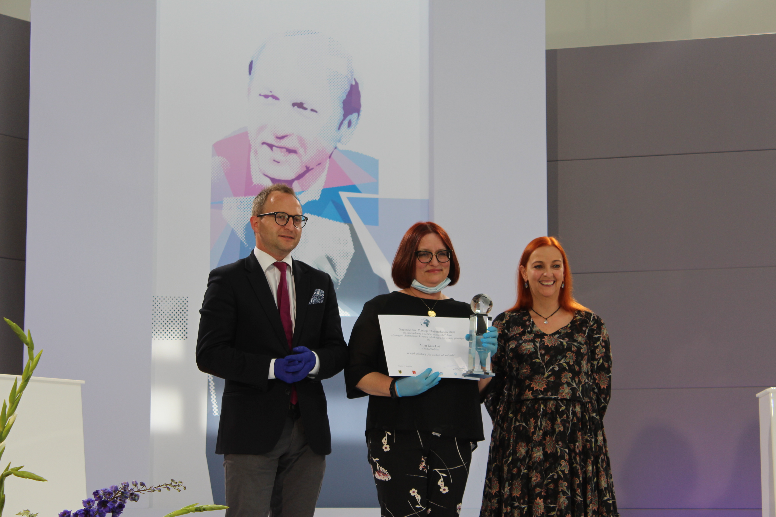 Na zdj. Marcin Skwierawski, wiceprezydent Sopotu i Anna Kluz-Łoś nagrodzona w kategorii dziennikarz krajowy (w środku), fot. Magda Śliżewska