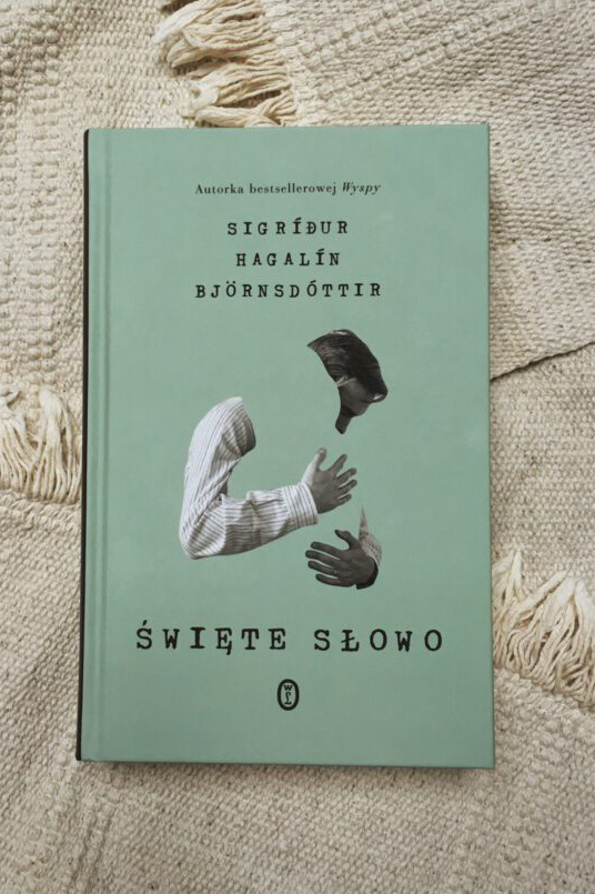 Dawno temu i teraz - książka Sigr&iacute;&eth;ur Hagal&iacute;n Bj&ouml;rnsd&oacute;ttir &bdquo;Święte Słowo&rdquo; jest moim pierwszym spotkaniem z literaturą islandzką. Fot. Biblioteka Gdynia