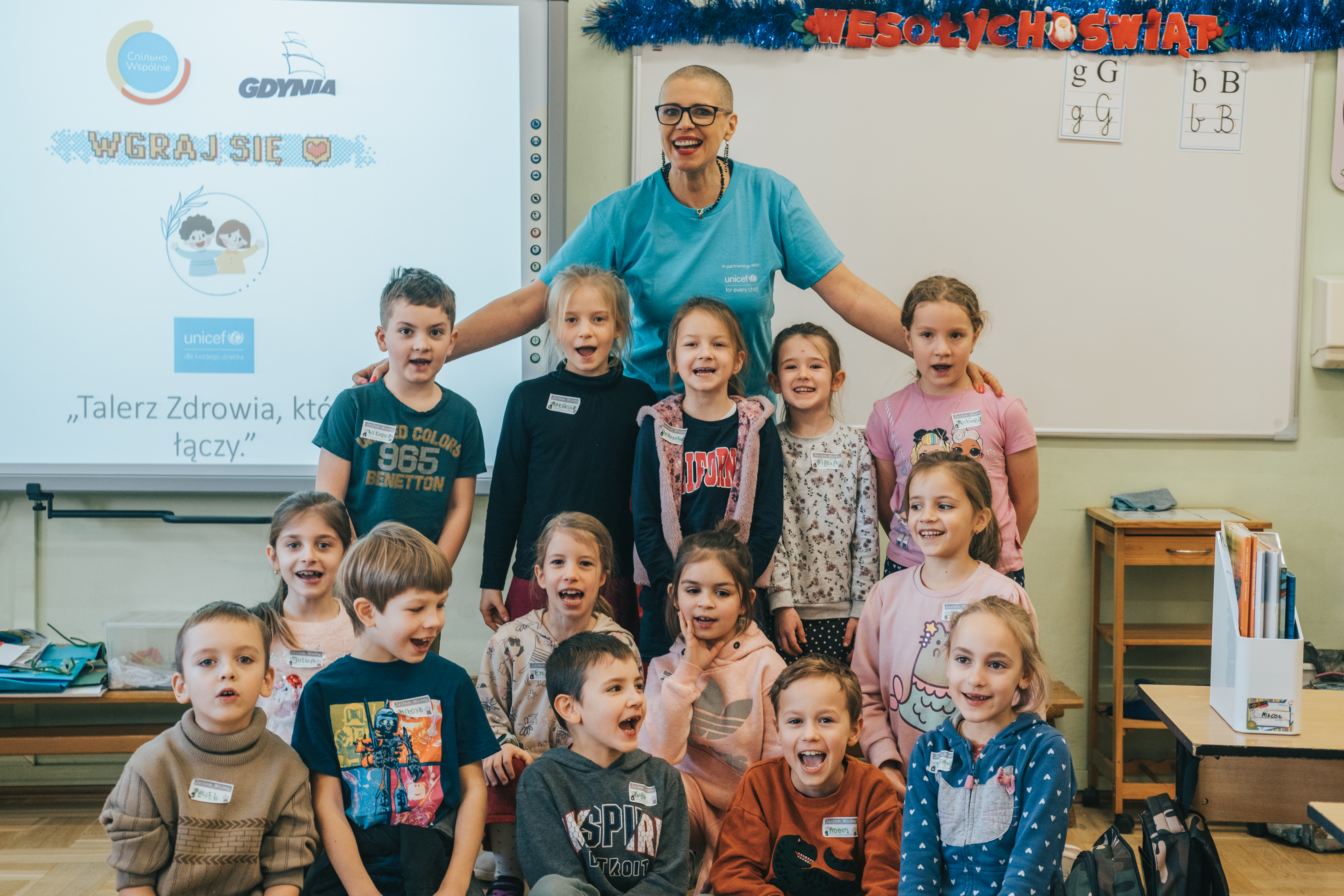 W gdyńskich plac&oacute;wkach edukacyjnych podjęto starania, aby nowi uczniowie z Ukrainy szybko włączyli się w szkolną społeczność. Na zdjęciu dzieci ze Szkoły Podstawowej nr 18 w Gdyni uczestniczące w programie &bdquo;Wgraj się!&rdquo;, fot. Filip Śmigielski / archiwalne