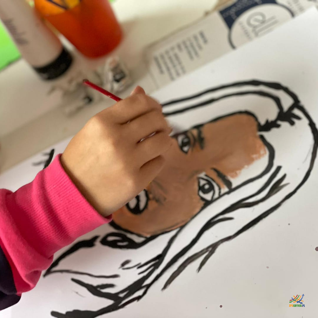 Jedna z młodych uczestniczek zajęć w SPOT Starter podczas zajęć rysunkowych