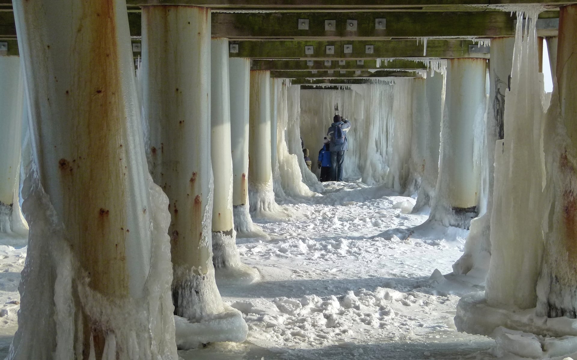 Skuta lodem konstrukcja molo w Orłowie sprzed kilku lat, fot. Grażyna Fedorowska (luty 2014 roku), z naszej facebookowej grupy &bdquo;Gdynia w obiektywie&rdquo;