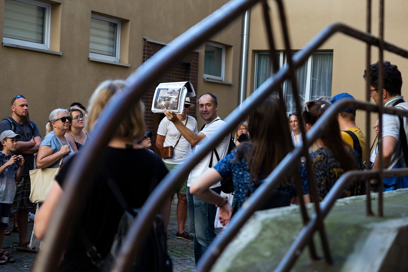 Robert Chrzanowski oprowadza po Grab&oacute;wku. Fot. Przemysław Kozłowski