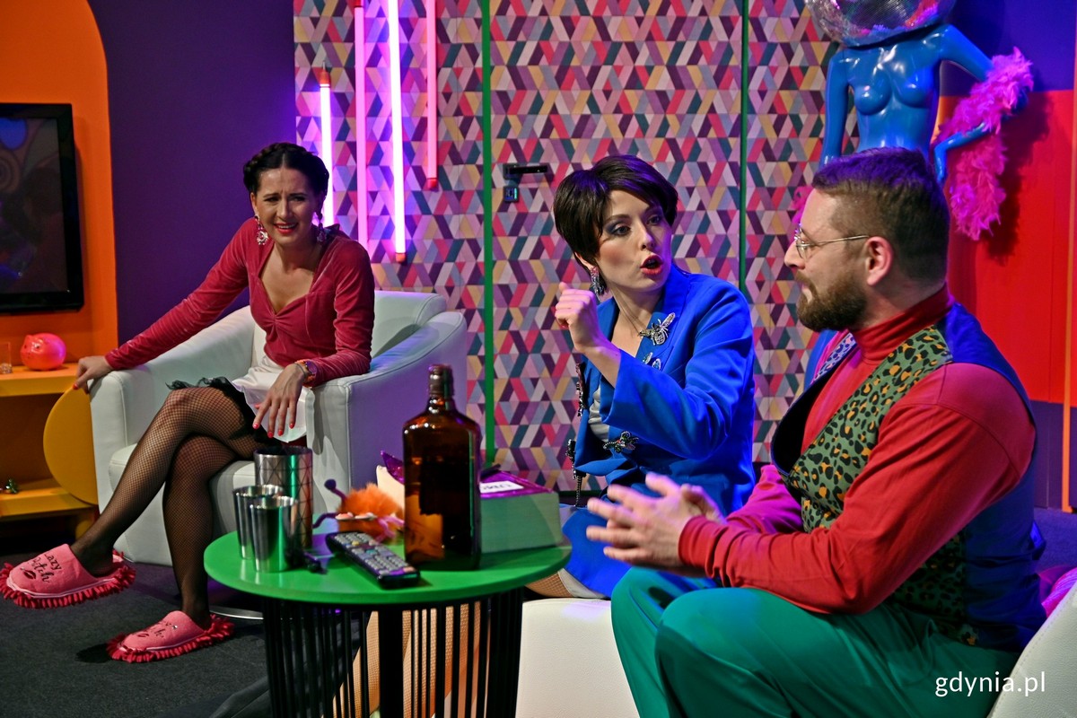 Zdjęcie z pr&oacute;by generalnej &bdquo;Domu wariat&oacute;w&rdquo; Bartosza Wierzbięty w reżyserii Tomasza Podsiadłego. Od lewej: Sylwia Ogryzek jako Nadia, Julia Ostaszewska jako Weronika oraz Michał Delik jako Krzysztof 