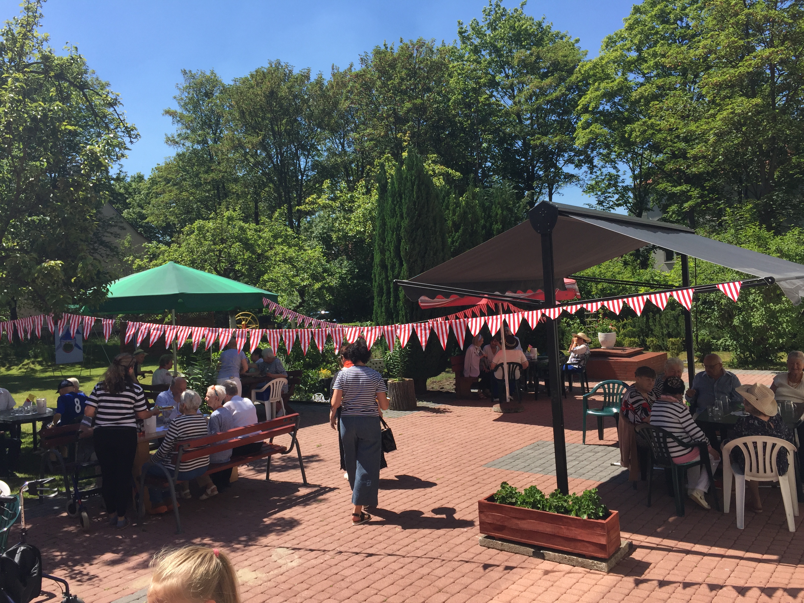 Grupa os&oacute;b podczas wsp&oacute;lnego grilla